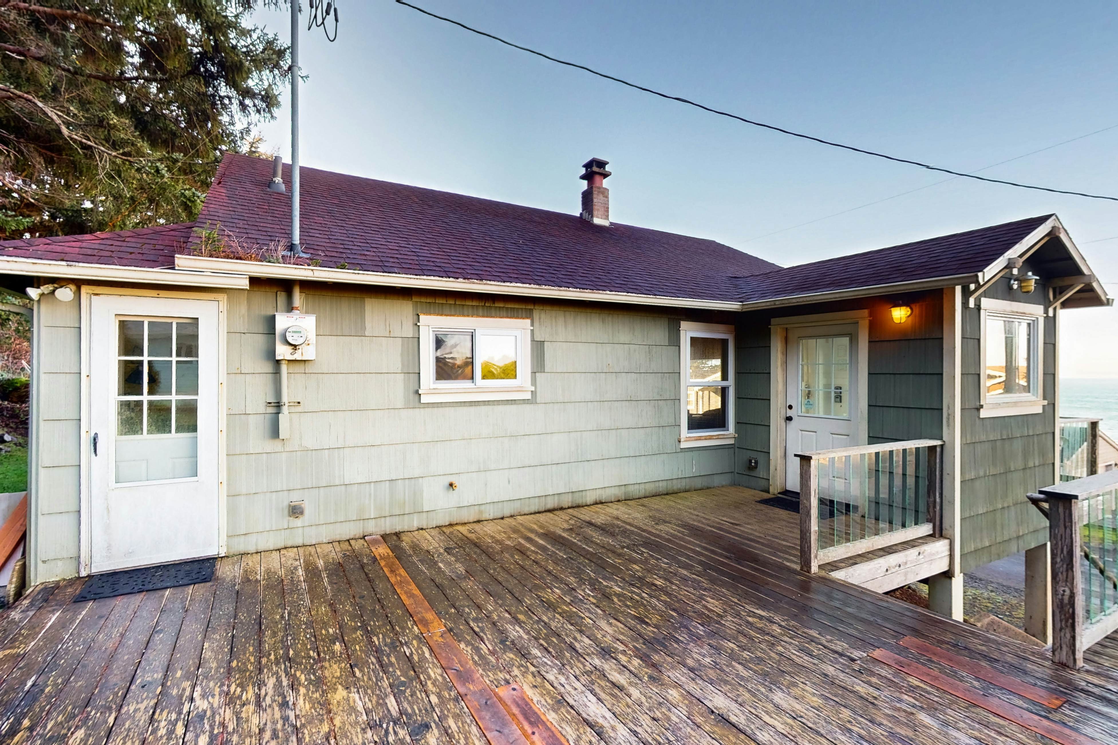 Dog-friendly cottage with amazing ocean views, whale watching