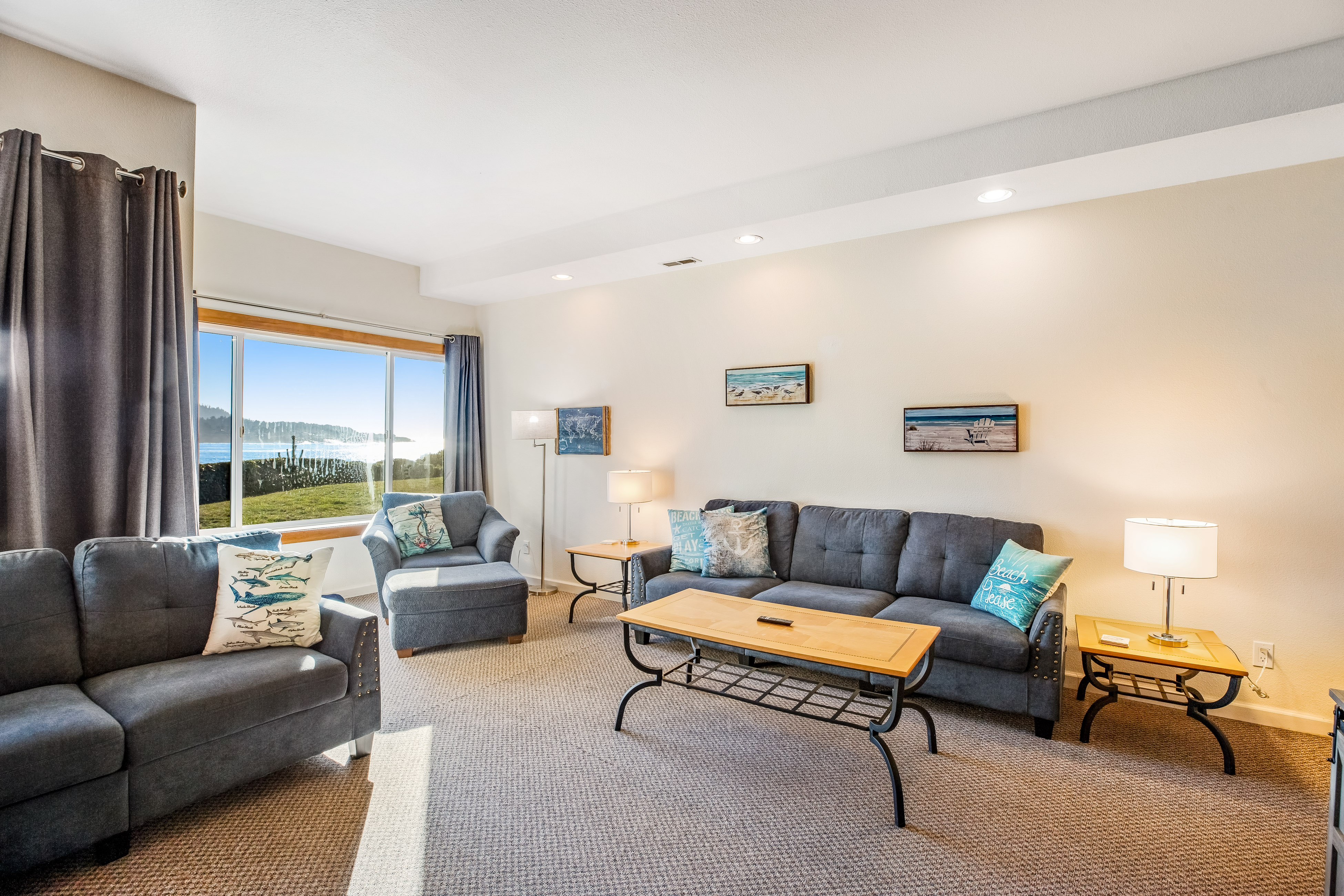 Inviting condo near beach and town with fireplace great for whale watching