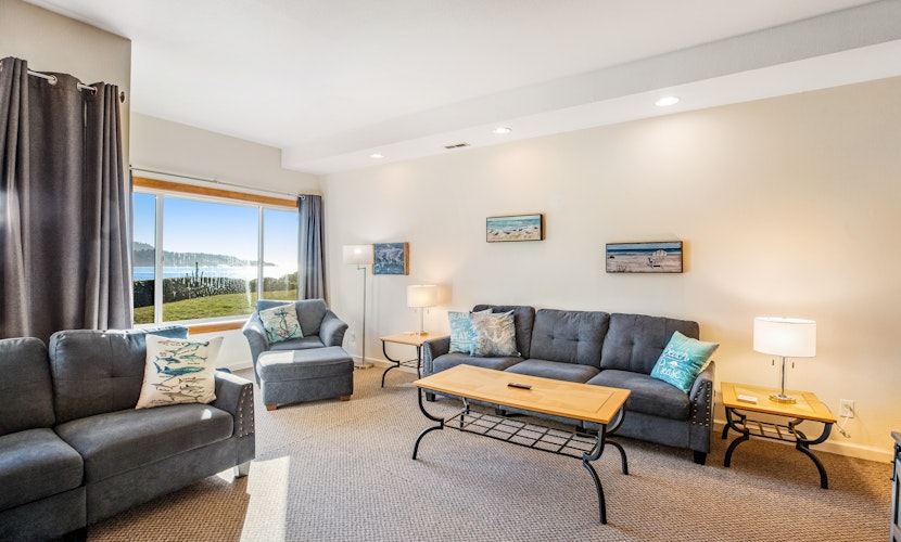 Inviting condo near beach and town with fireplace great for whale watching