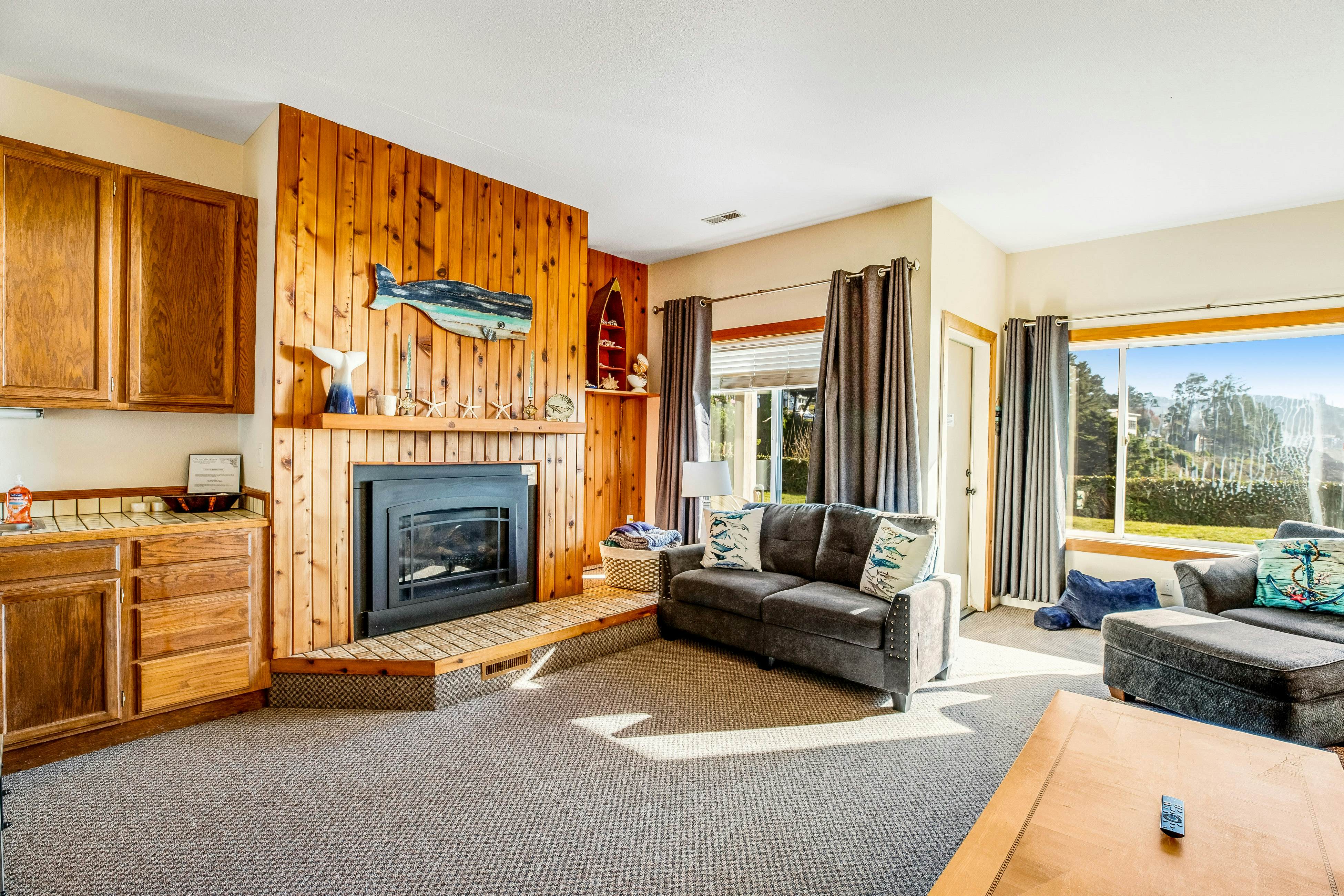 Inviting condo near beach and town with fireplace - great for whale watching