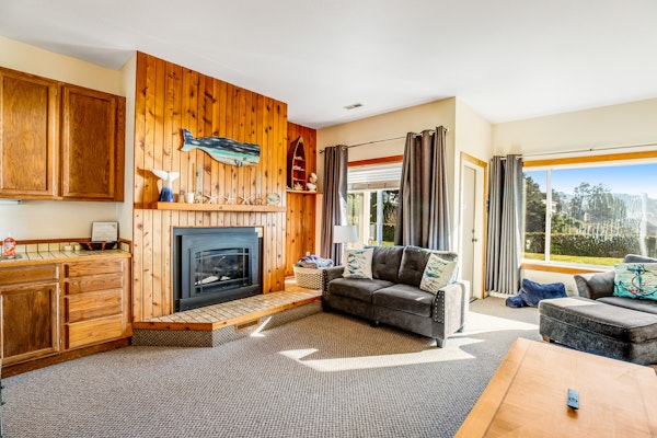 Inviting condo near beach and town with fireplace great for whale watching