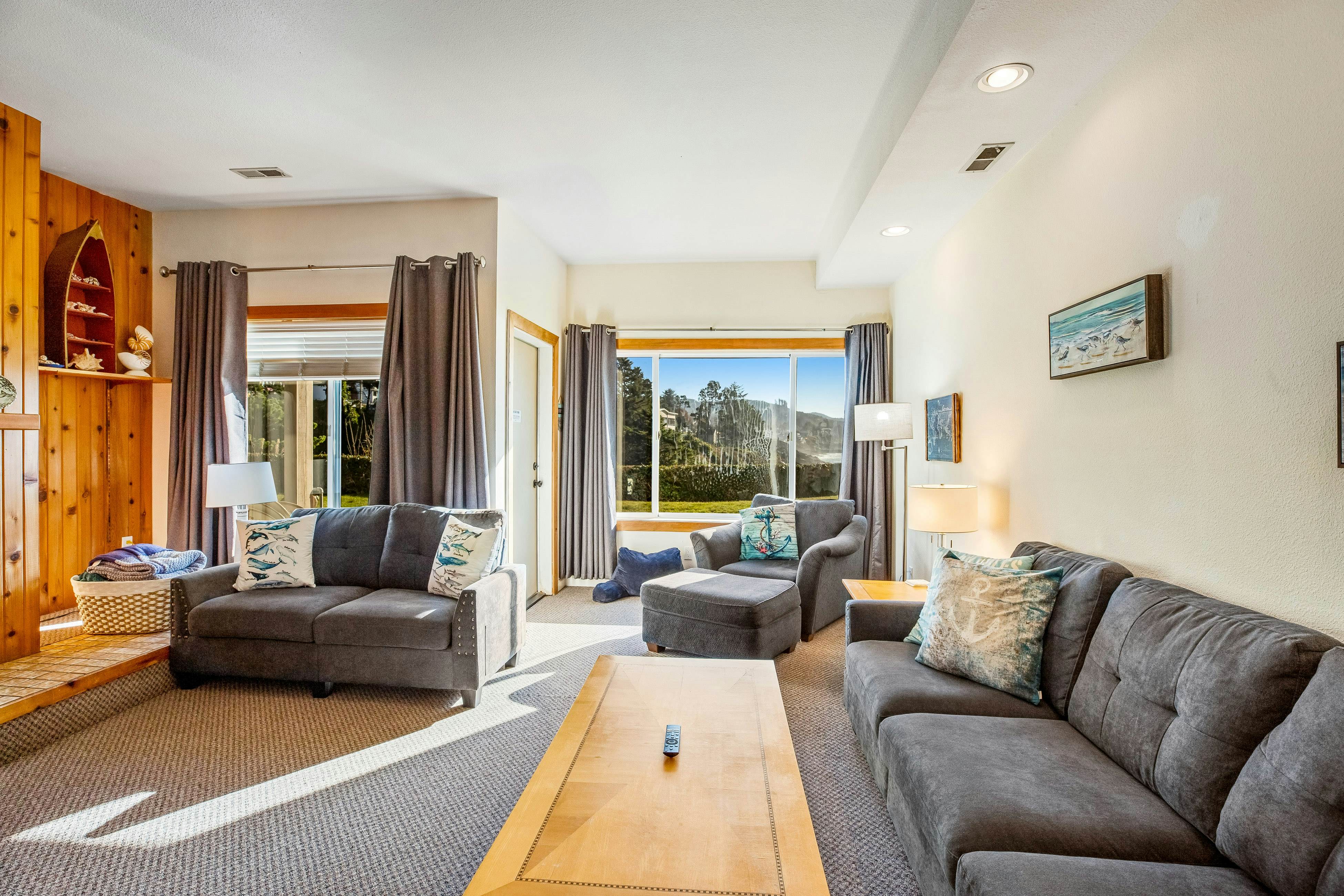 Inviting condo near beach and town with fireplace - great for whale watching