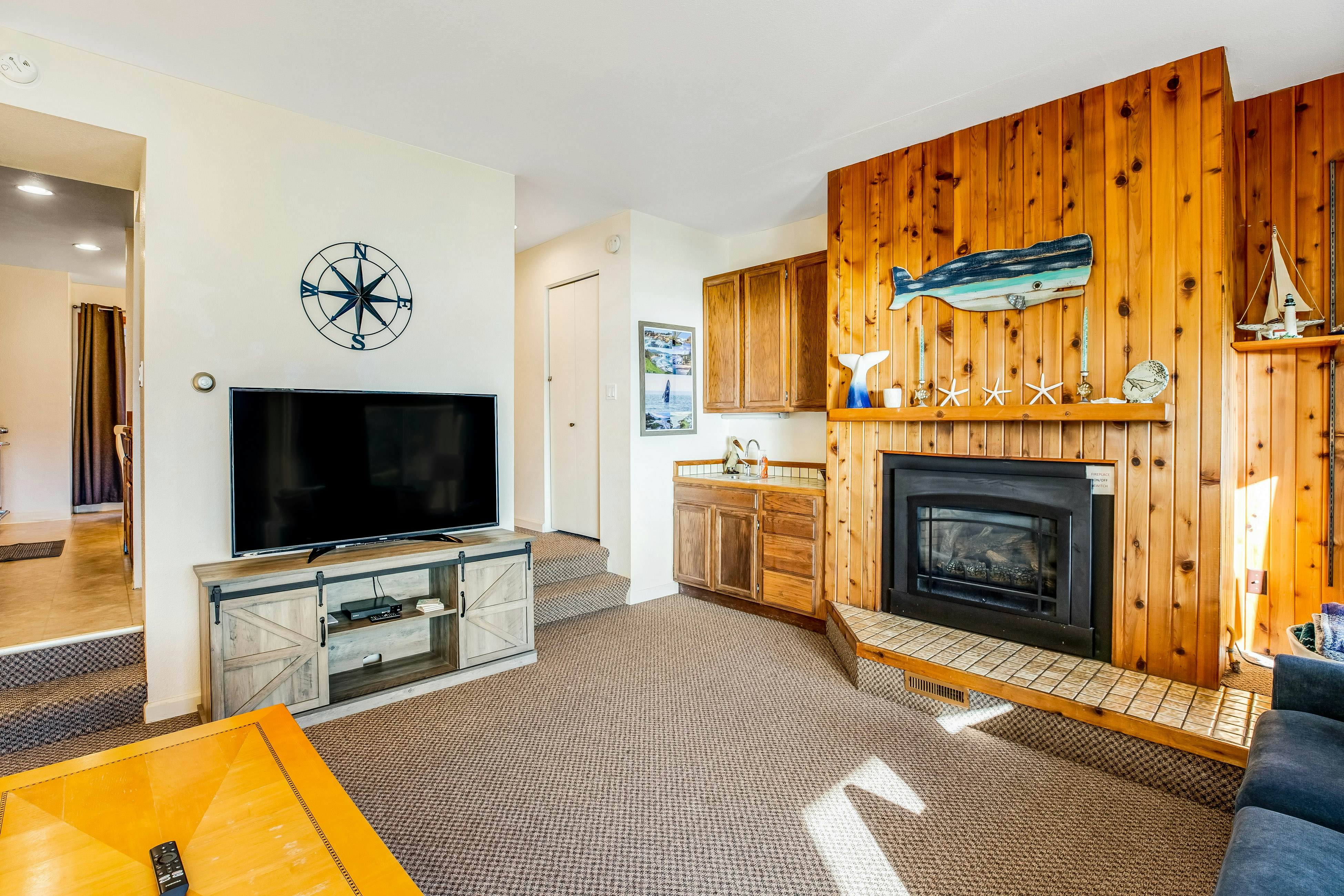 Inviting condo near beach and town with fireplace - great for whale watching