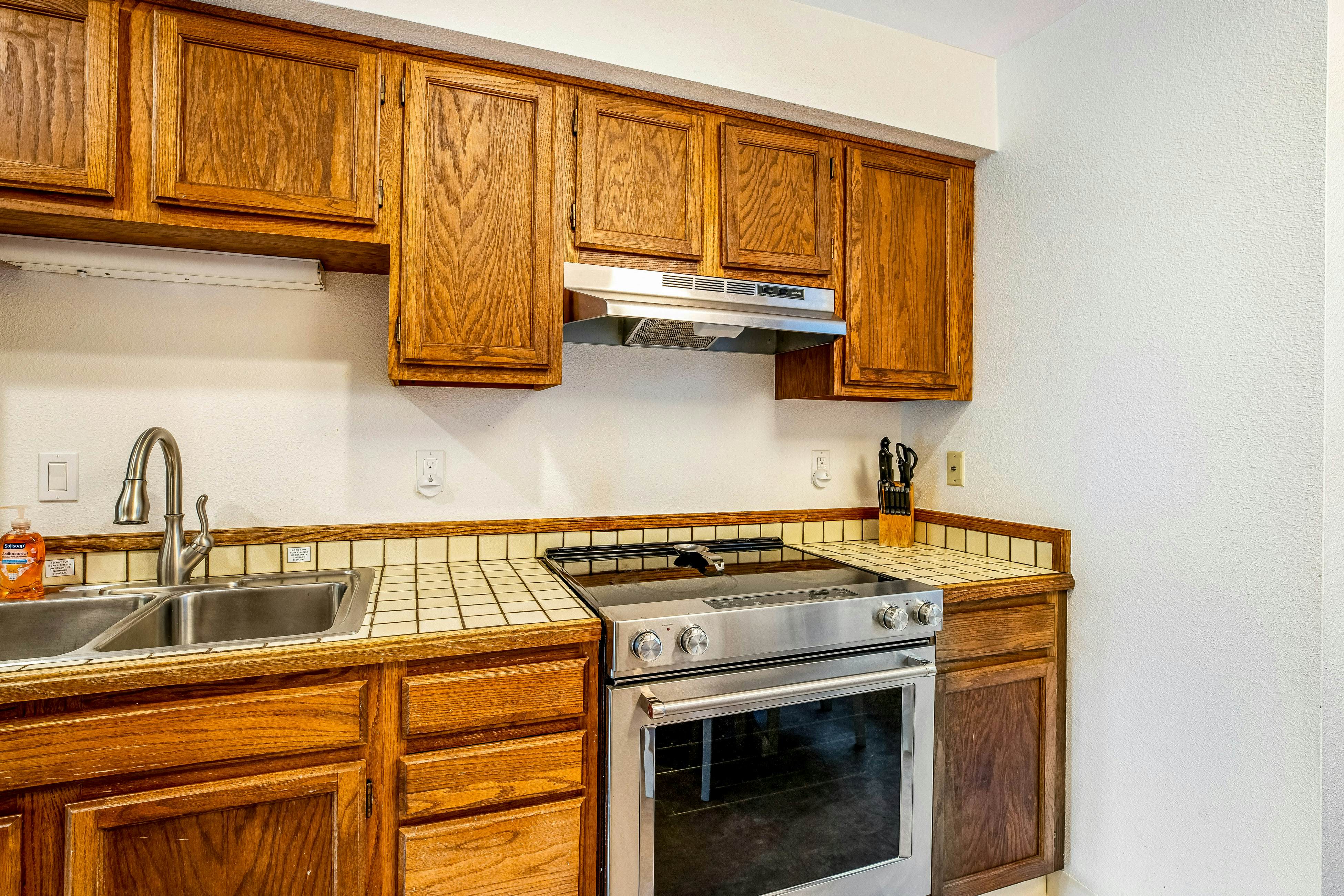 Inviting condo near beach and town with fireplace - great for whale watching