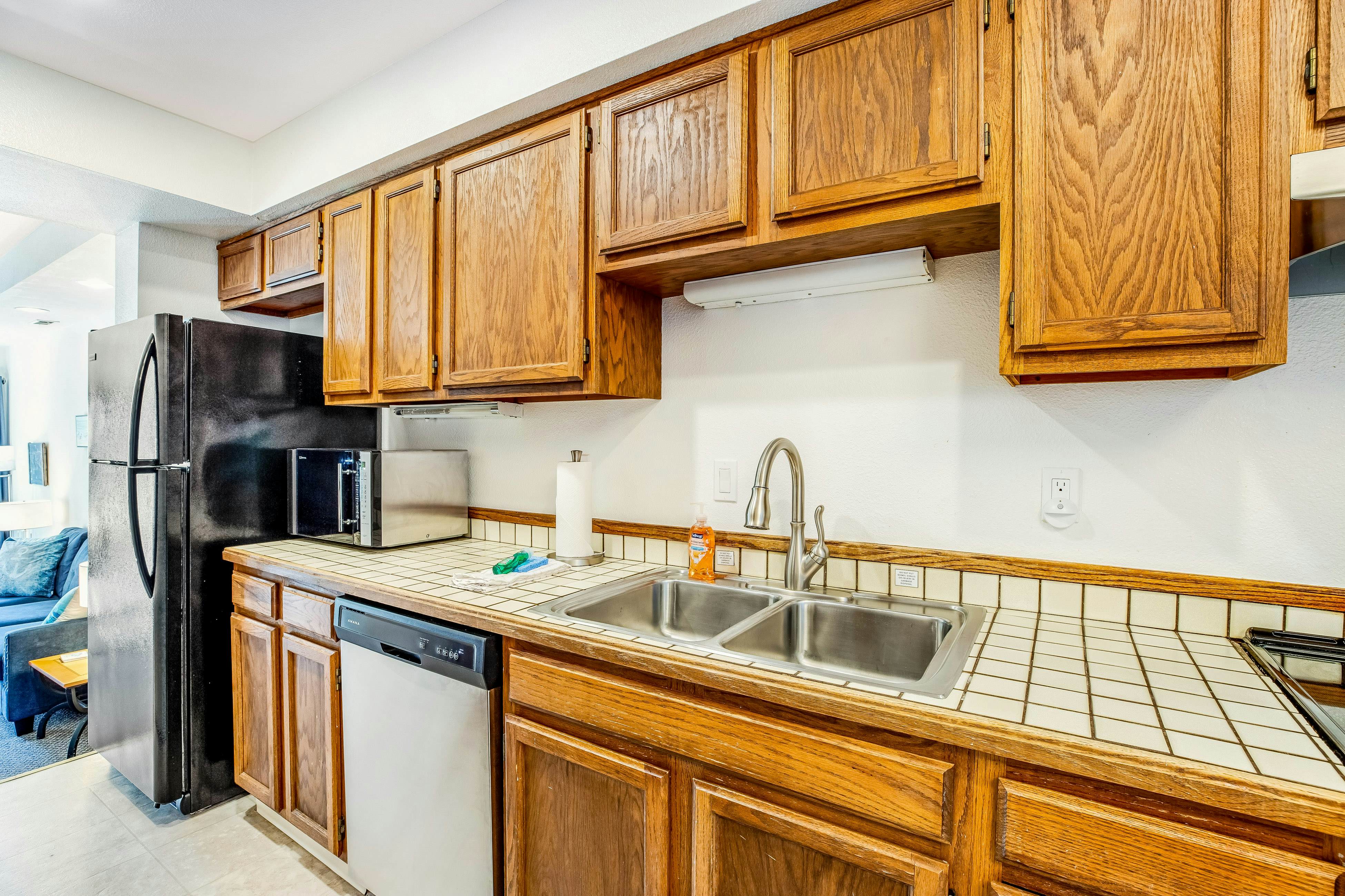 Inviting condo near beach and town with fireplace - great for whale watching