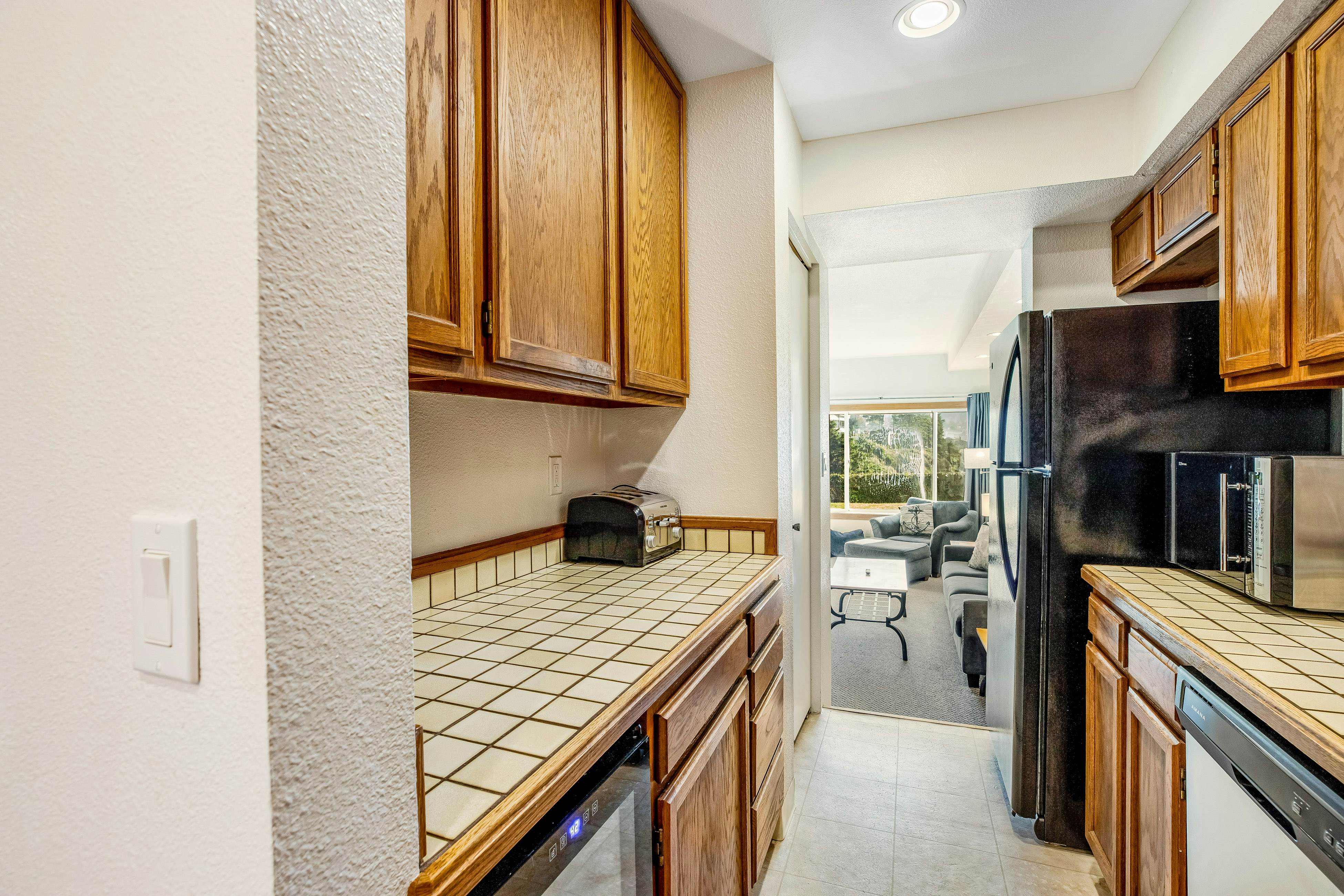 Inviting condo near beach and town with fireplace - great for whale watching