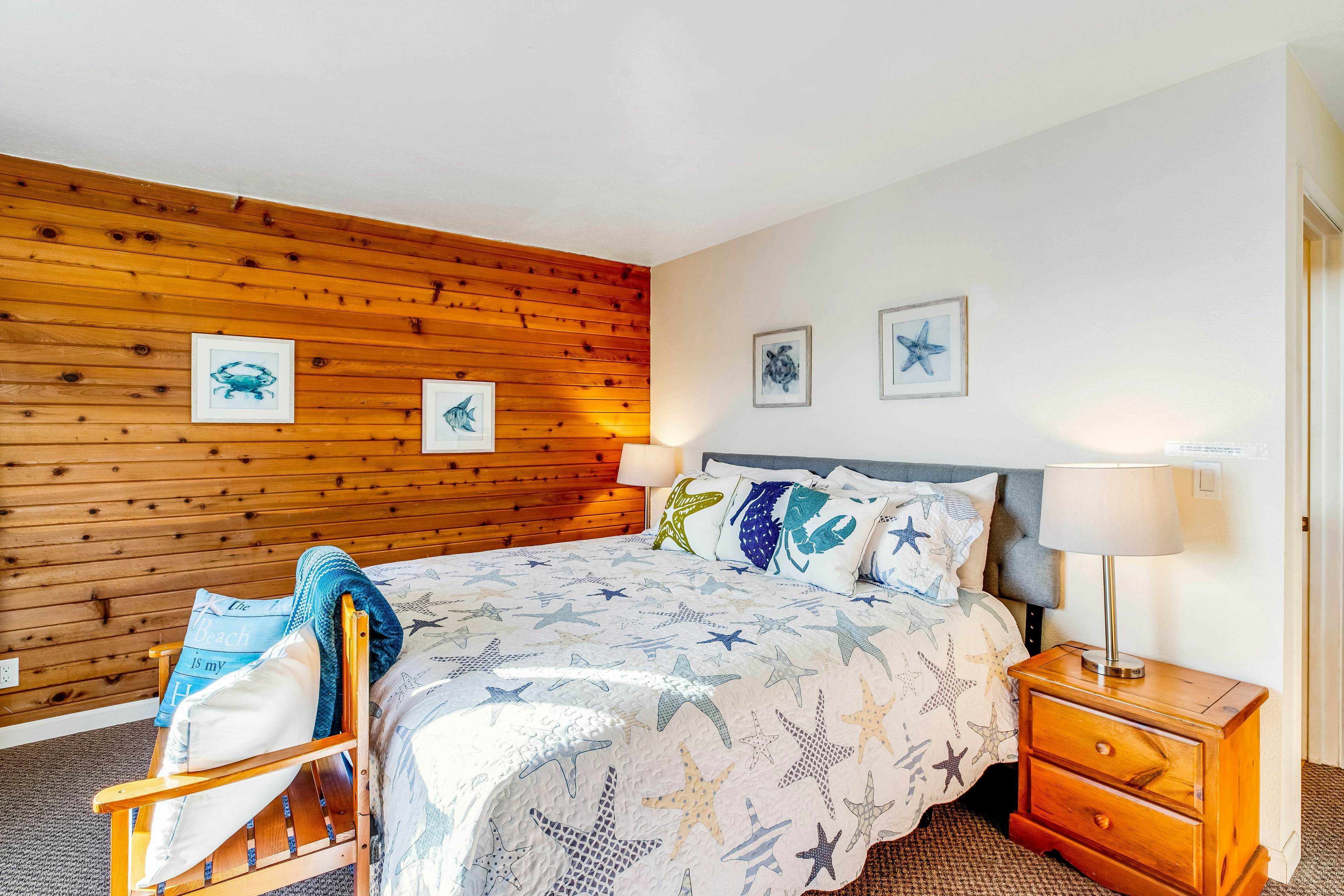 Inviting condo near beach and town with fireplace - great for whale watching