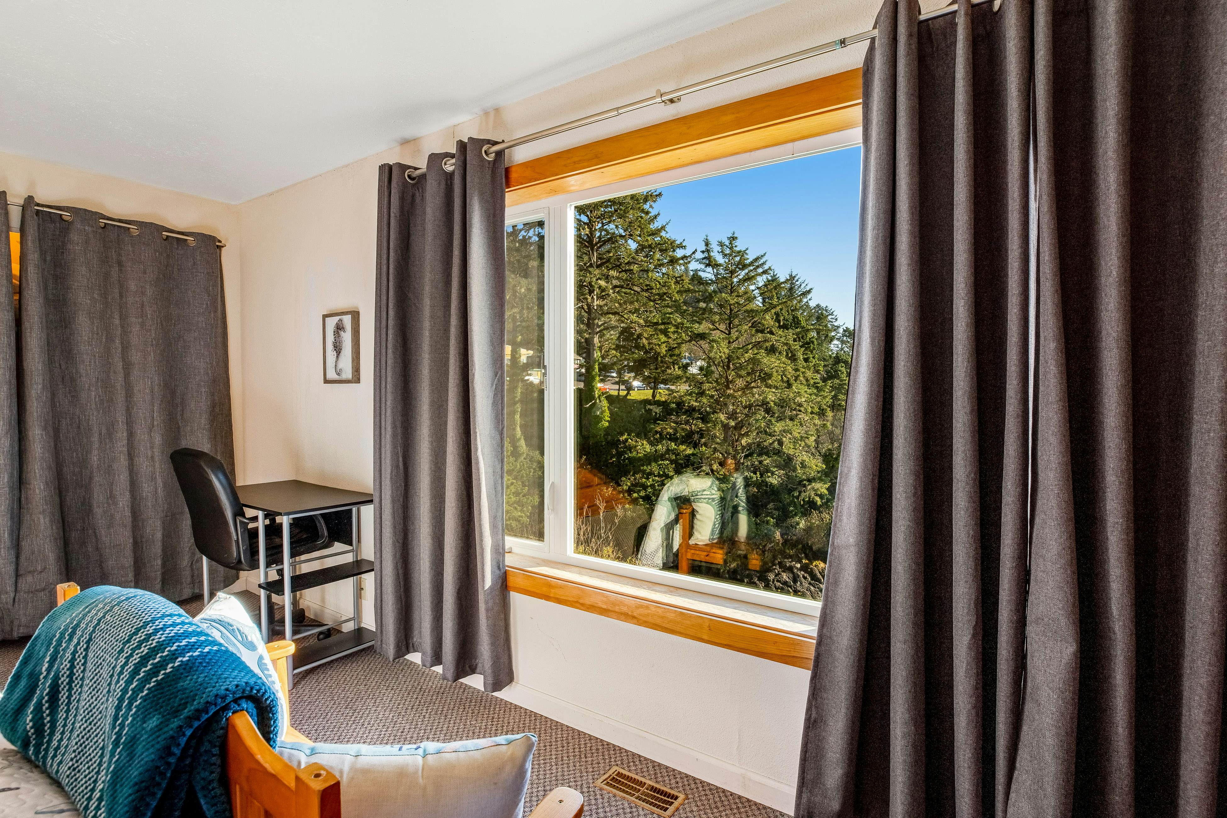 Inviting condo near beach and town with fireplace - great for whale watching