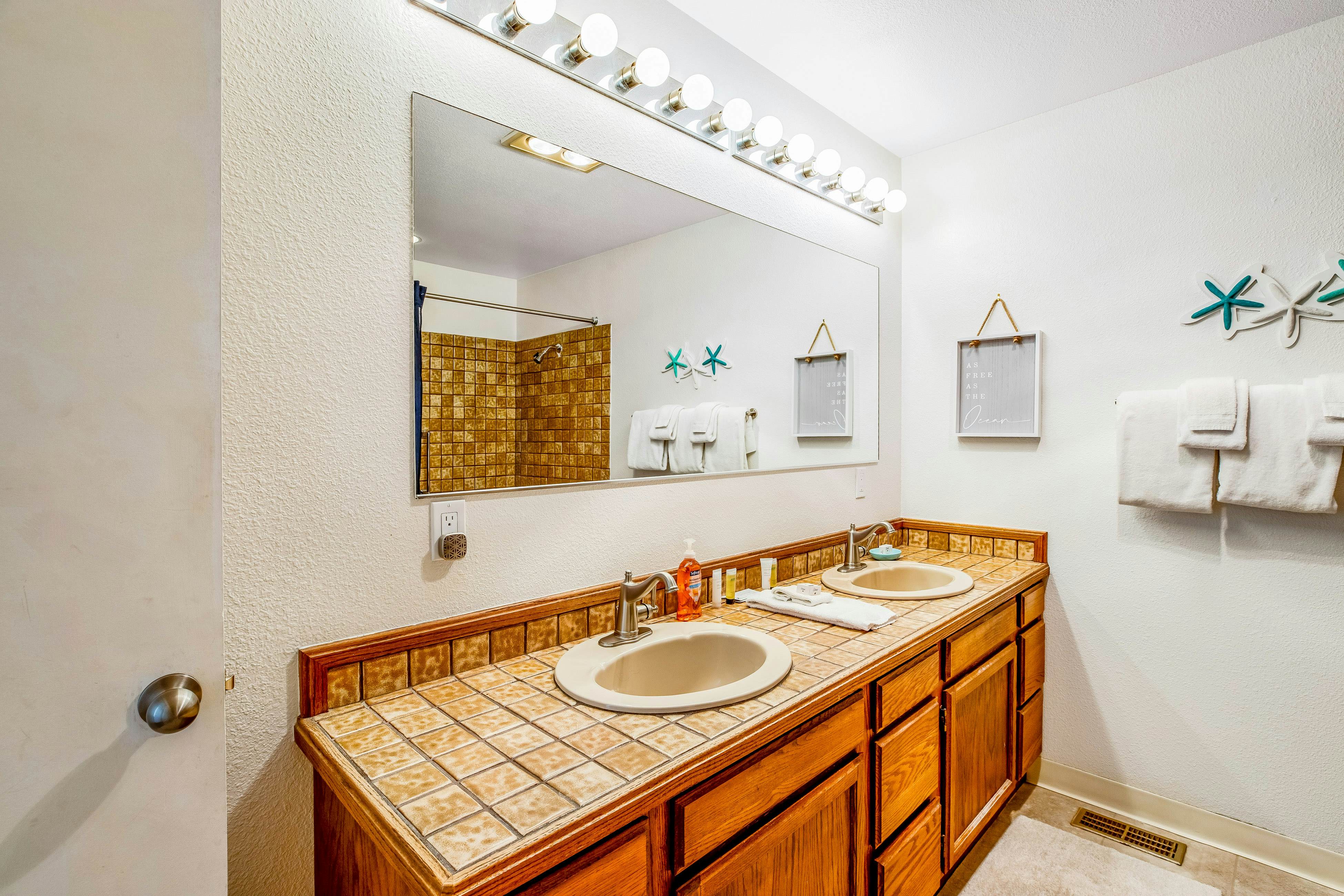 Inviting condo near beach and town with fireplace - great for whale watching