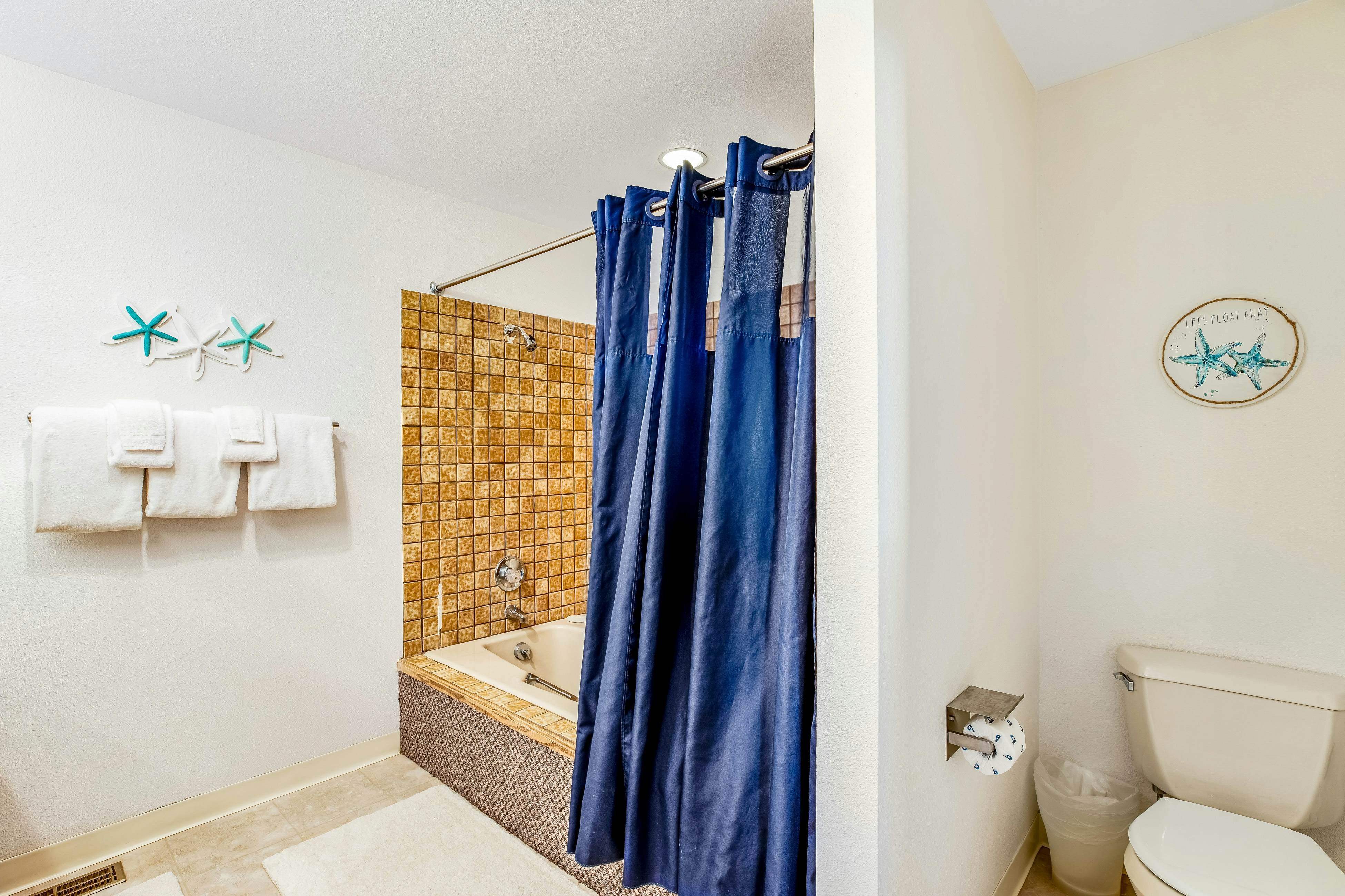 Inviting condo near beach and town with fireplace - great for whale watching