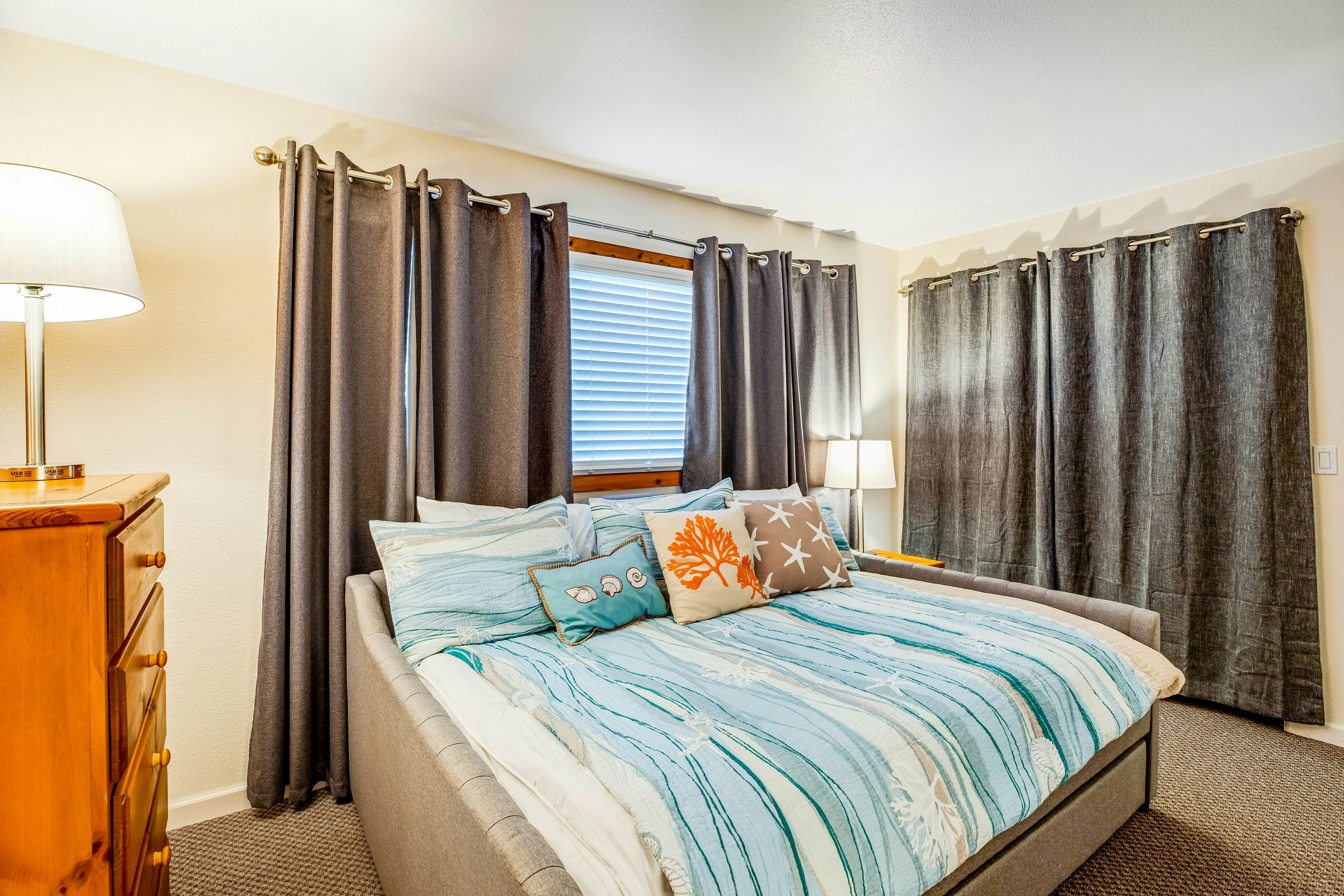 Inviting condo near beach and town with fireplace - great for whale watching