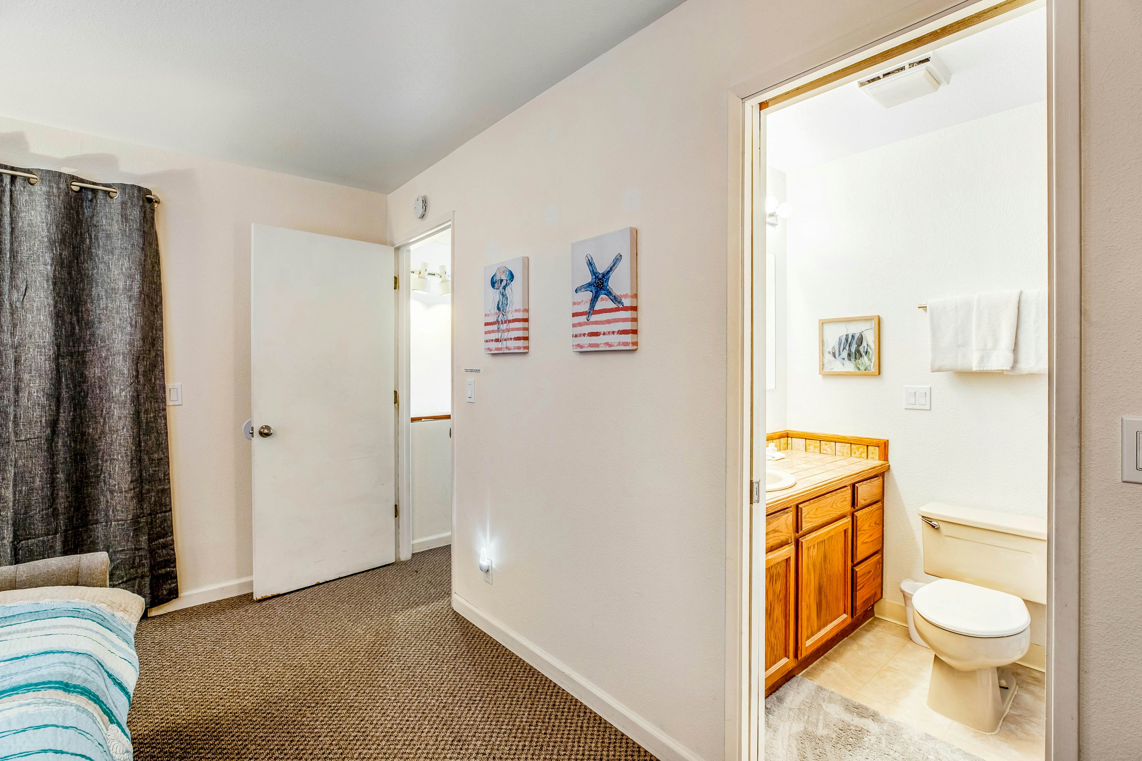 Inviting condo near beach and town with fireplace - great for whale watching