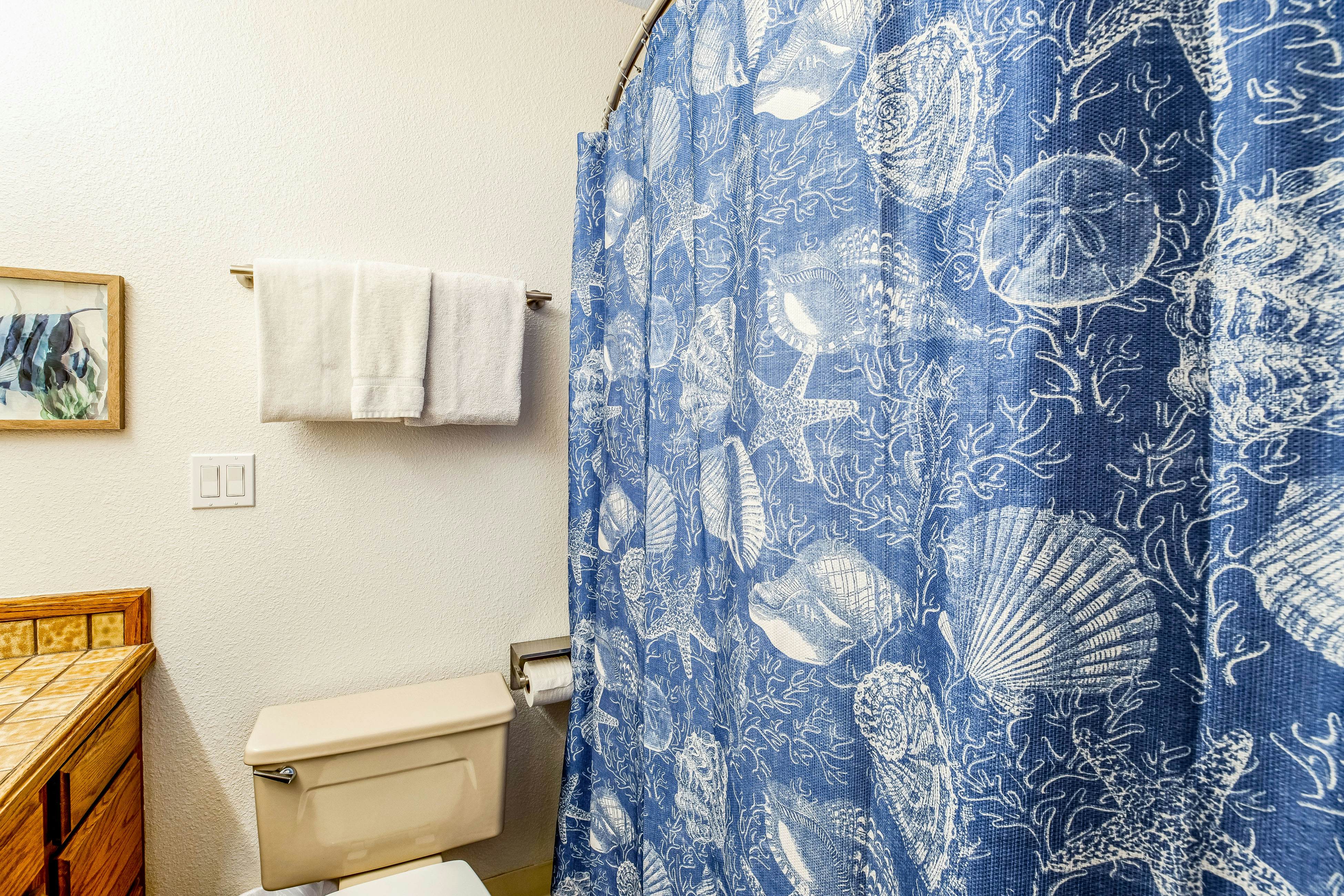 Inviting condo near beach and town with fireplace - great for whale watching