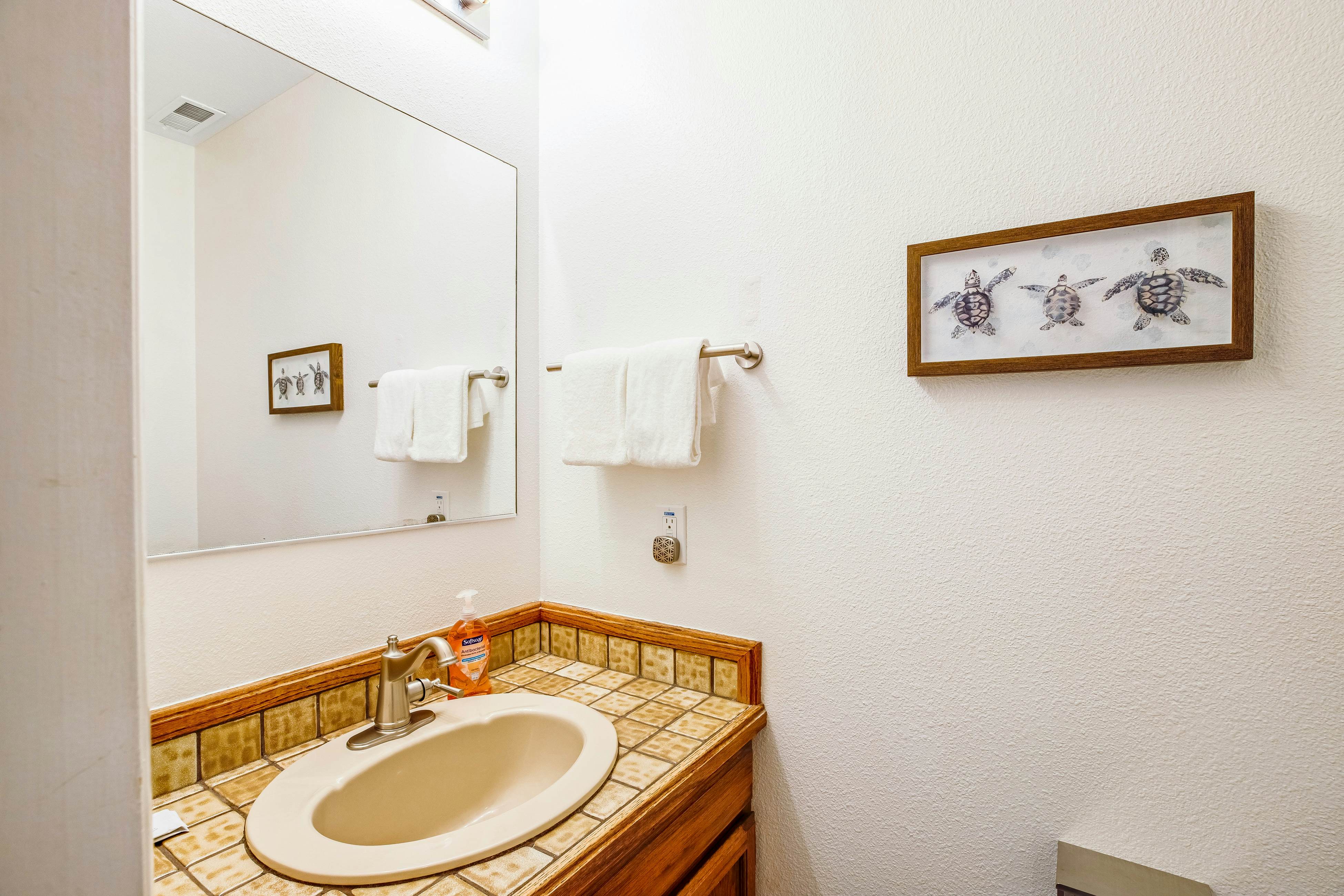 Inviting condo near beach and town with fireplace - great for whale watching