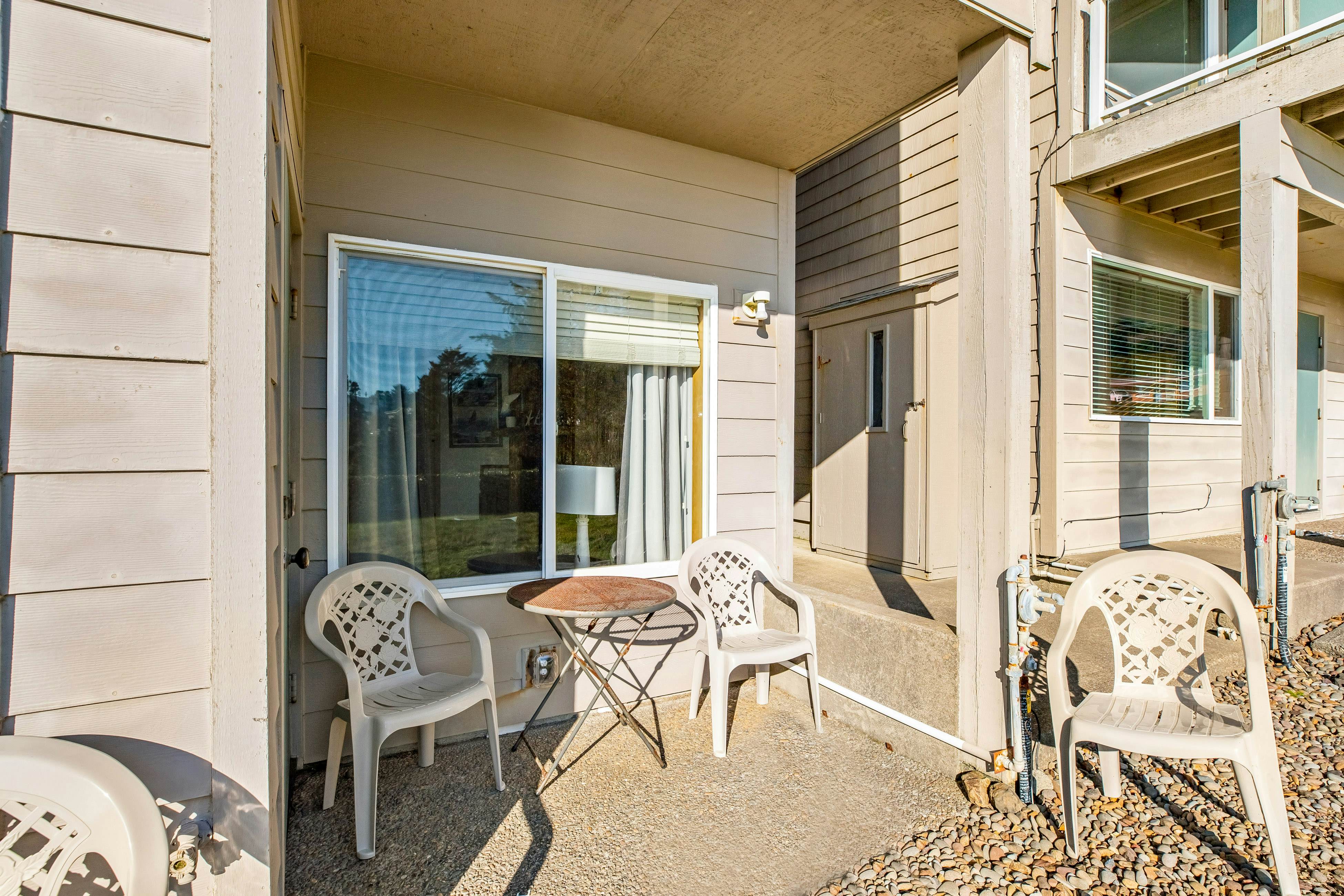 Inviting condo near beach and town with fireplace - great for whale watching