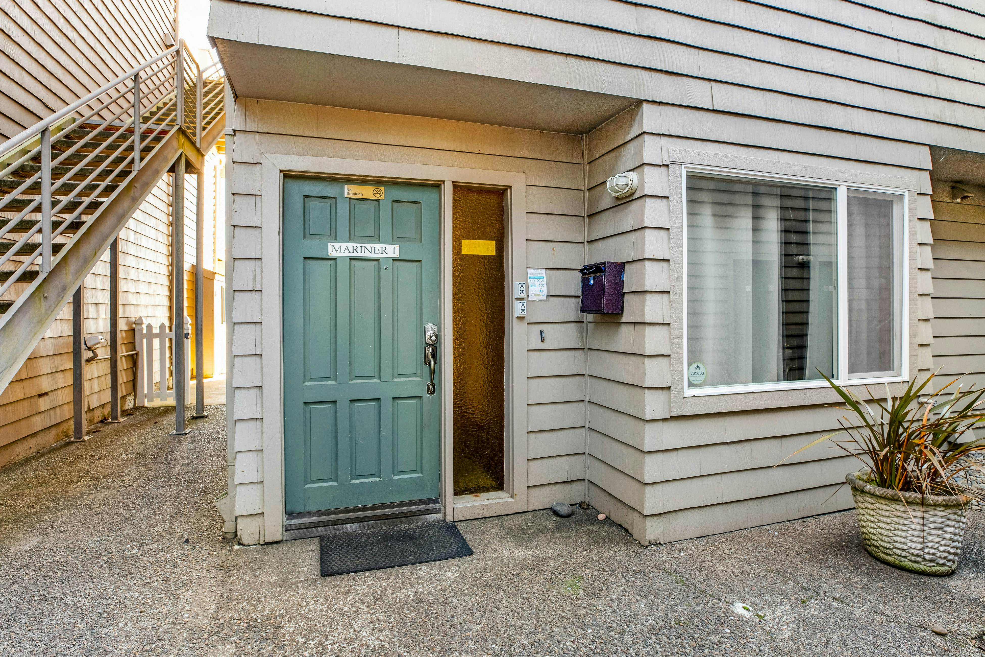 Inviting condo near beach and town with fireplace - great for whale watching