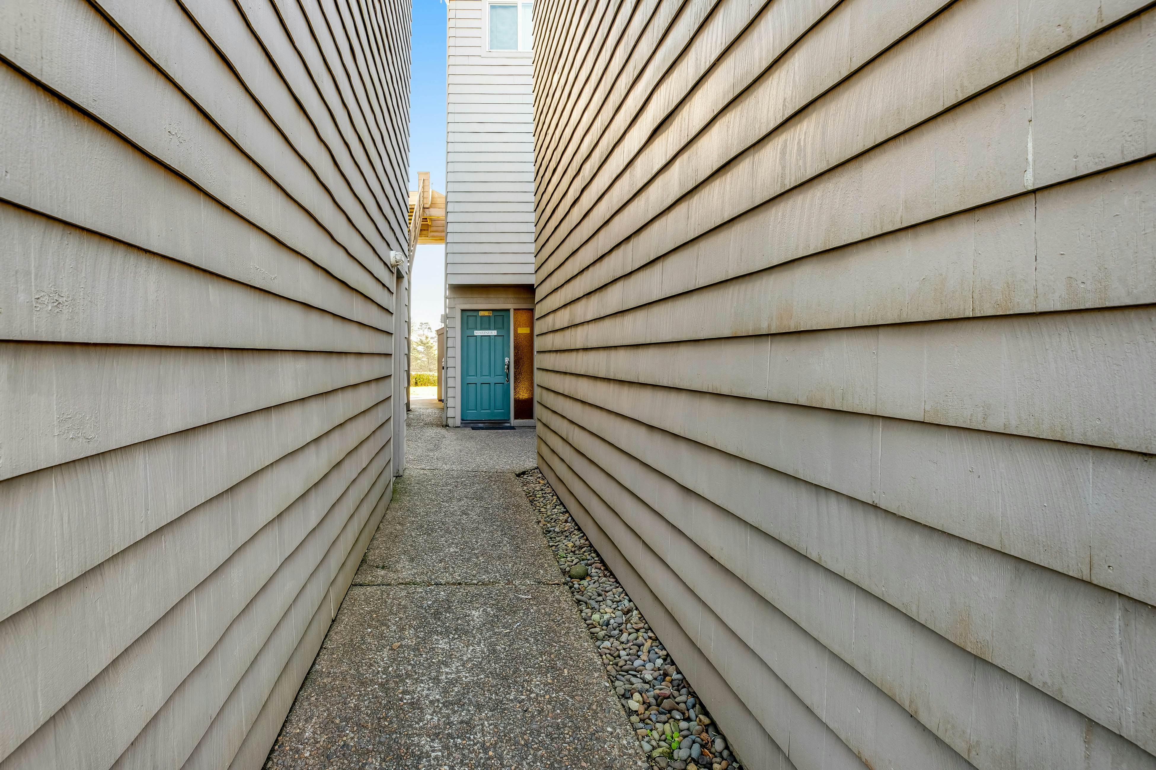 Inviting condo near beach and town with fireplace - great for whale watching