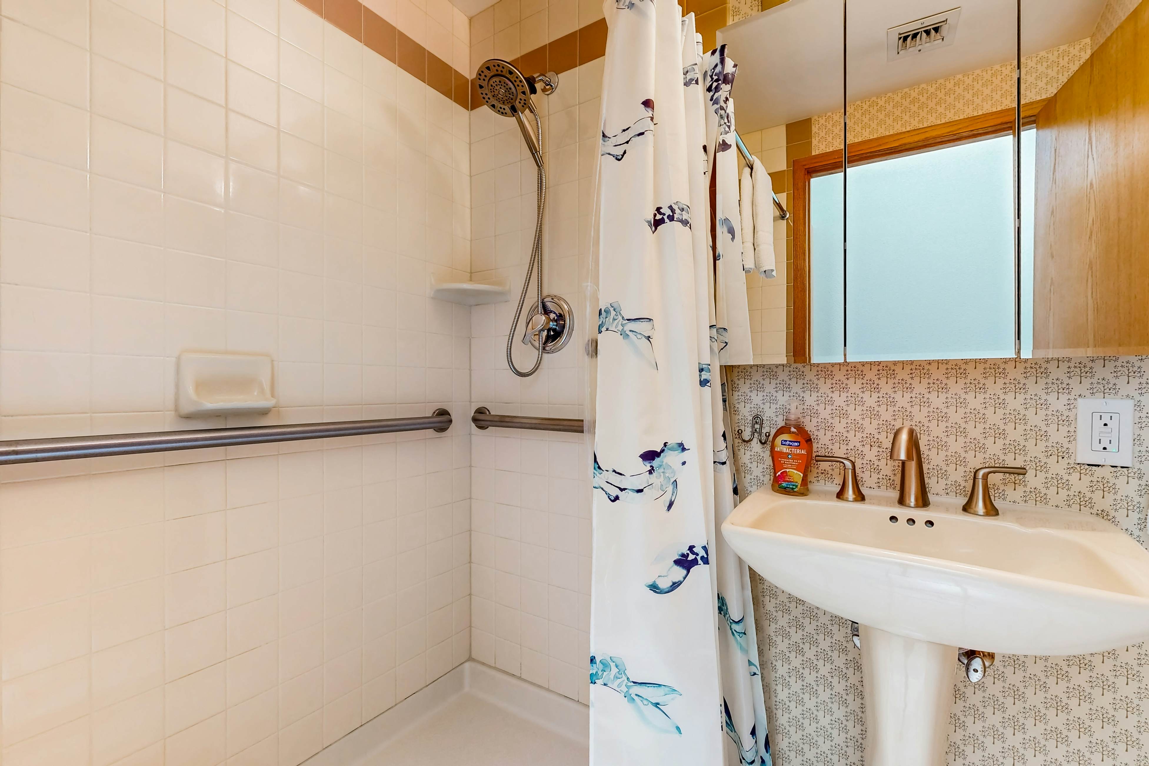 Oceanfront home with picture windows, balcony & elevator  - watch for whales