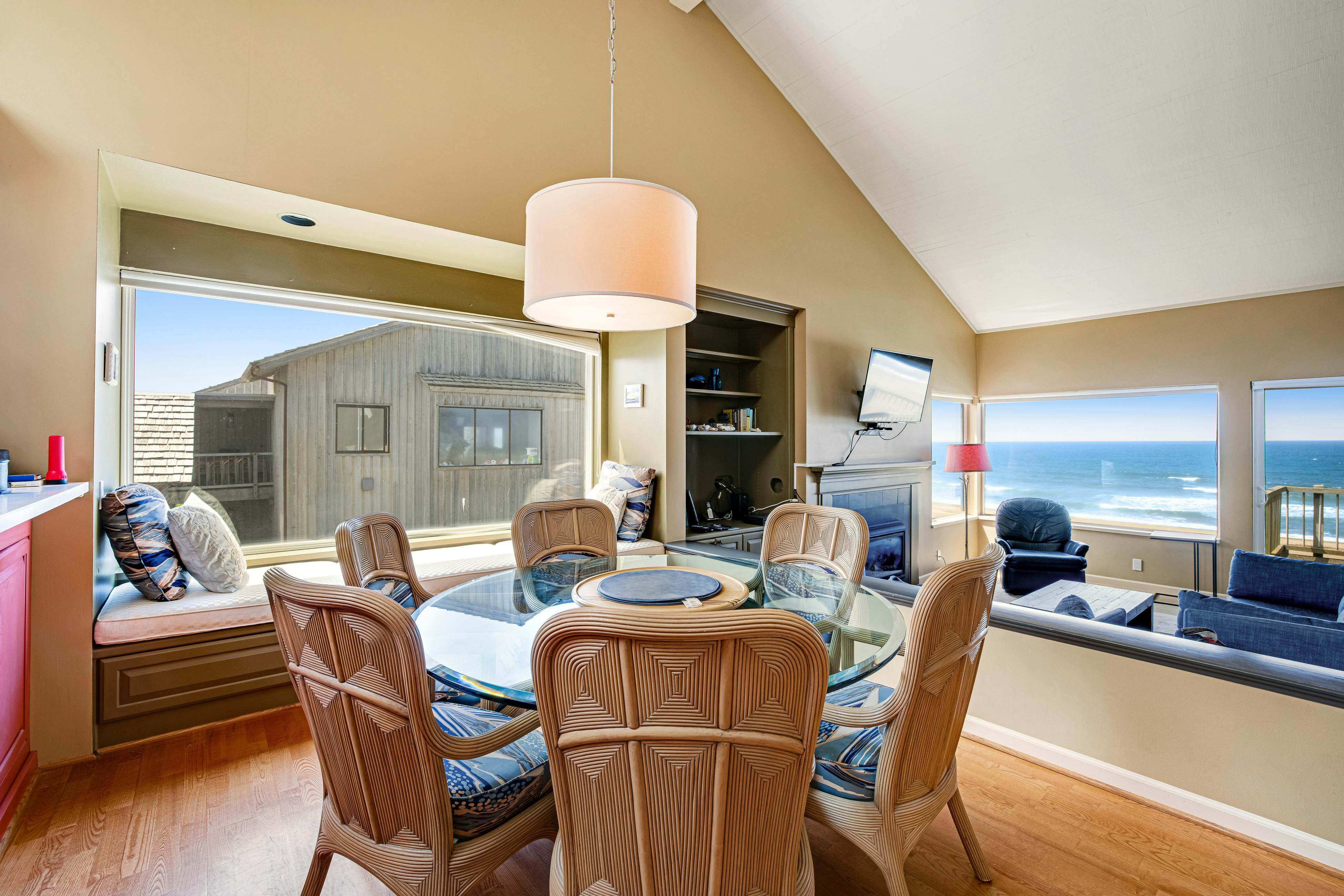 Beachfront Condo w/ Amazing Ocean View, Fireplace, Shared Pool, & Tennis