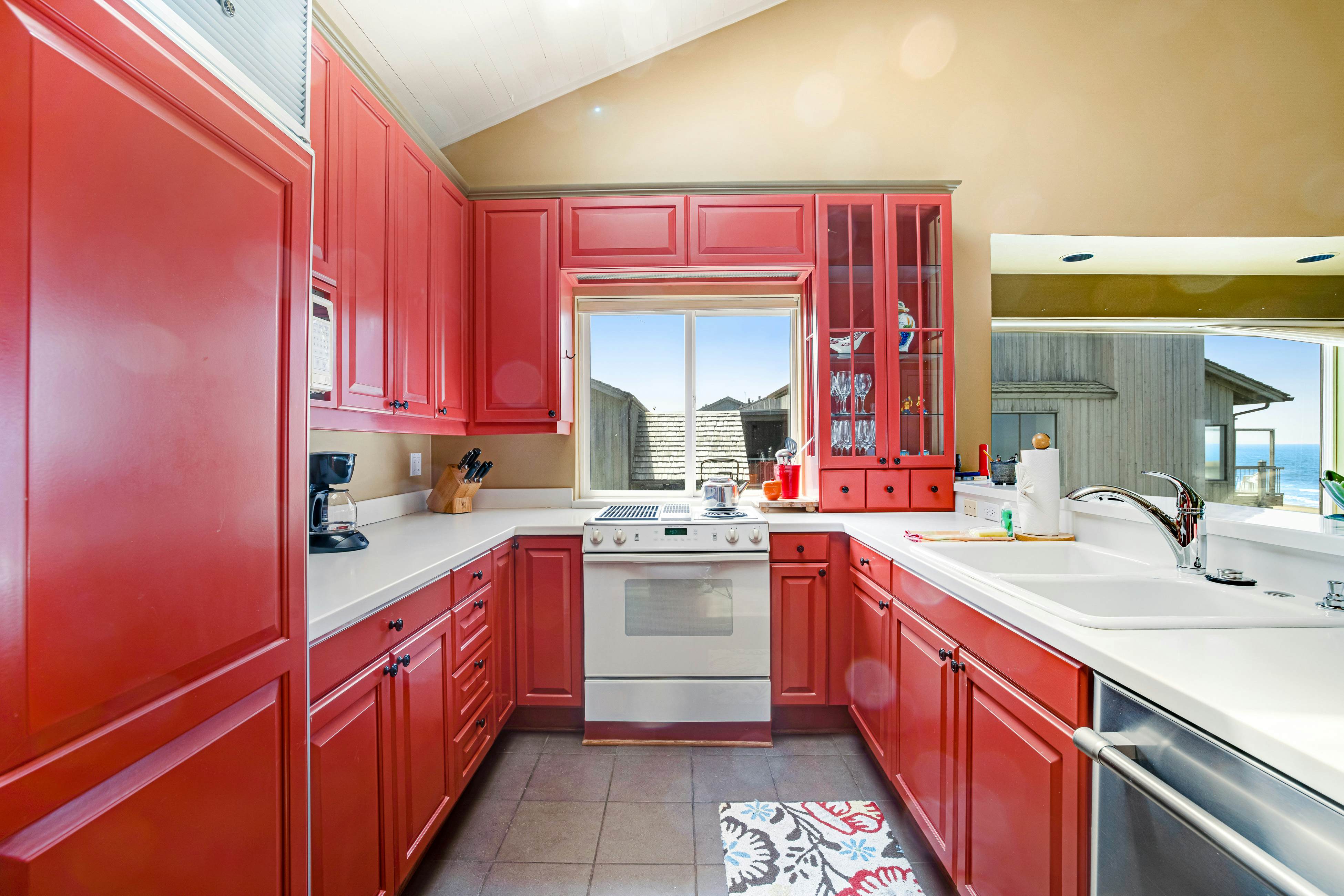 Beachfront Condo w/ Amazing Ocean View, Fireplace, Shared Pool, & Tennis