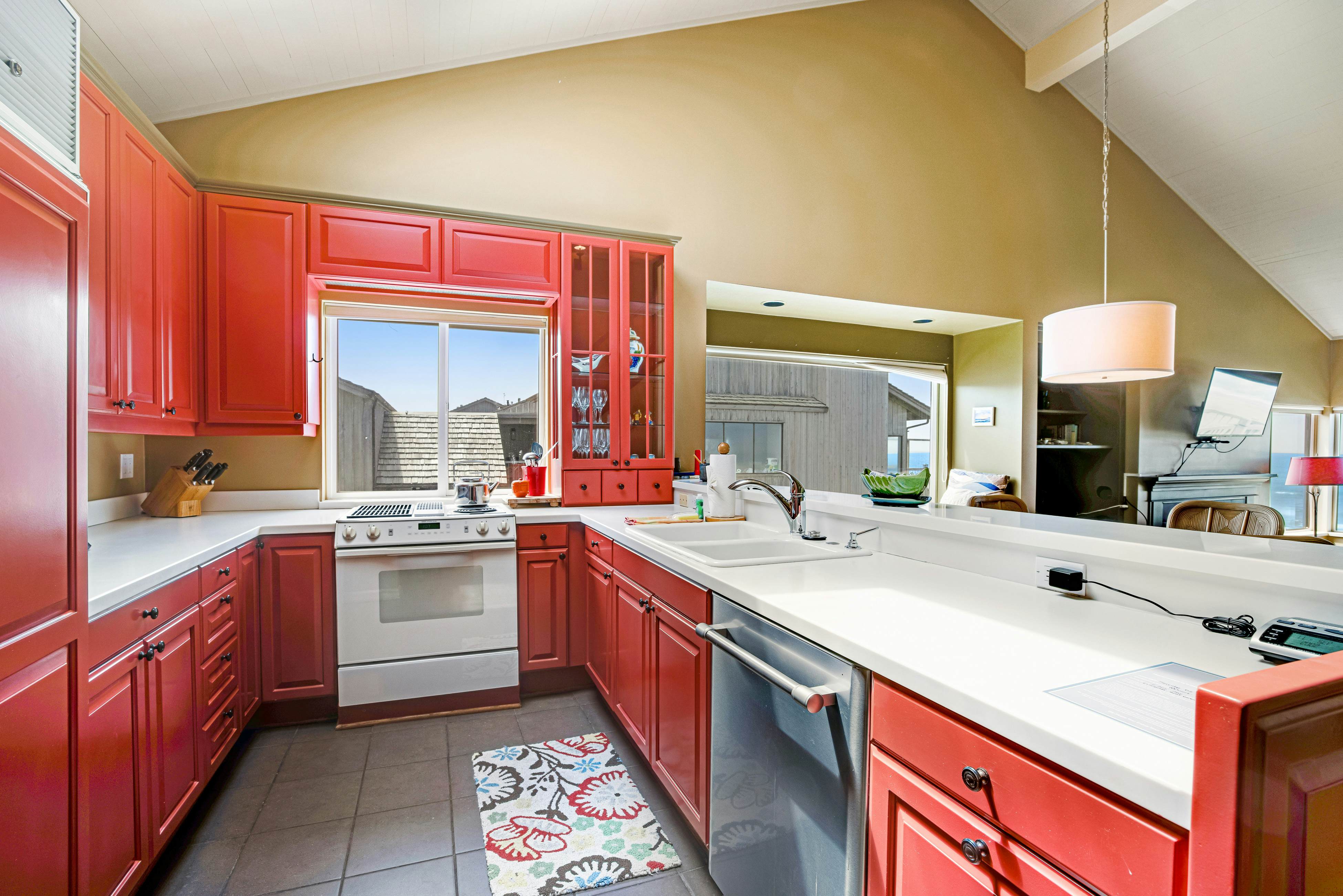 Beachfront Condo w/ Amazing Ocean View, Fireplace, Shared Pool, & Tennis