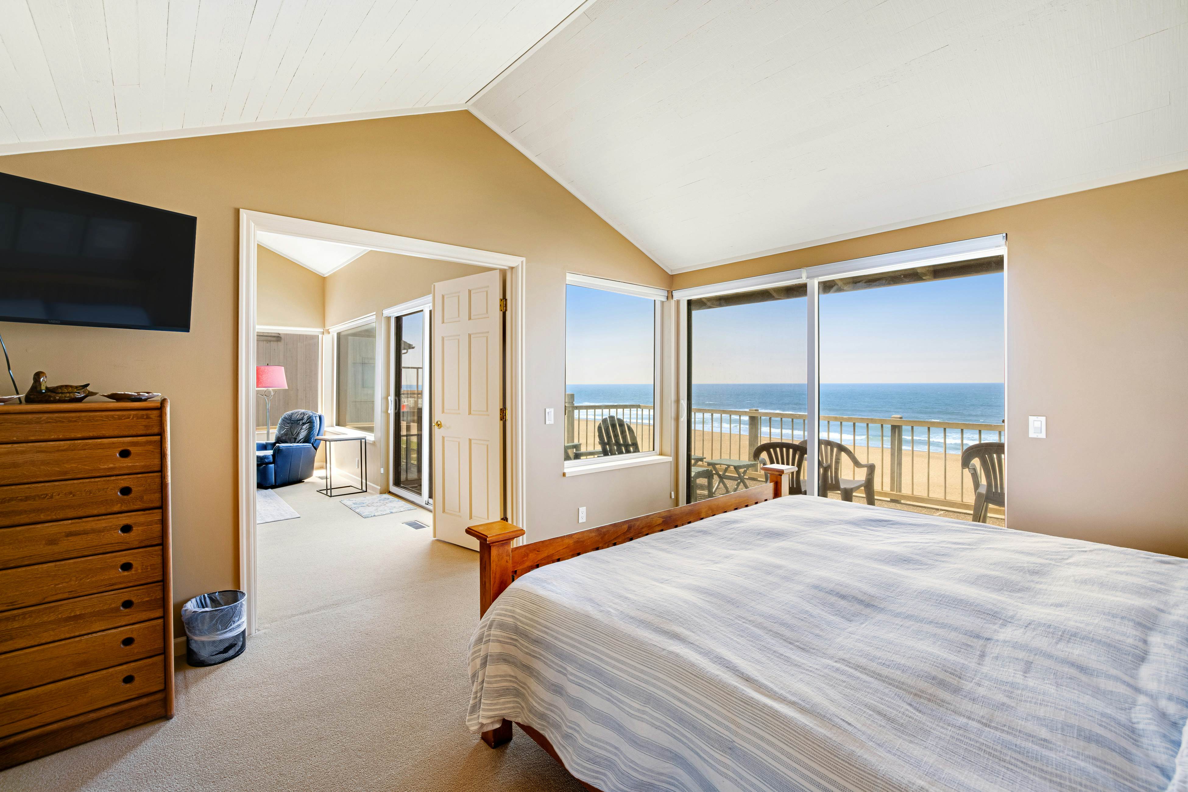 Beachfront Condo w/ Amazing Ocean View, Fireplace, Shared Pool, & Tennis