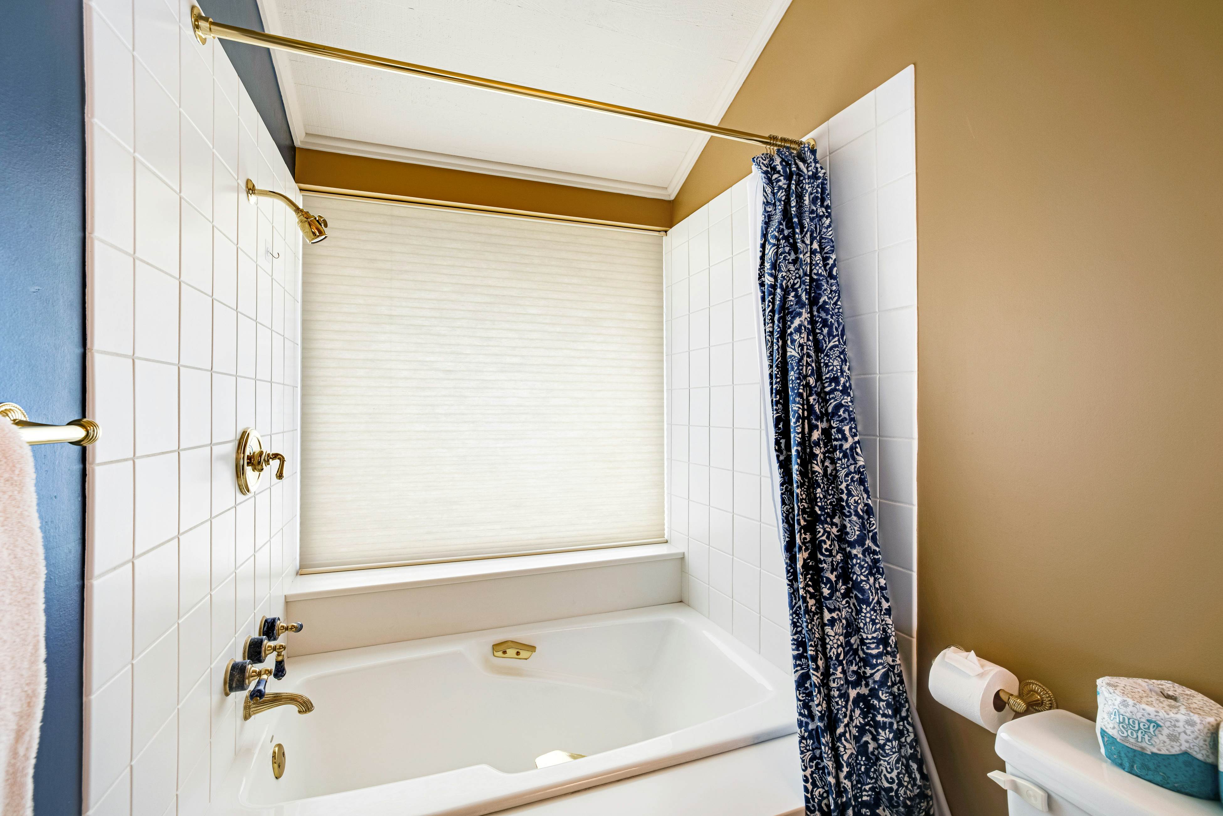 Beachfront Condo w/ Amazing Ocean View, Fireplace, Shared Pool, & Tennis