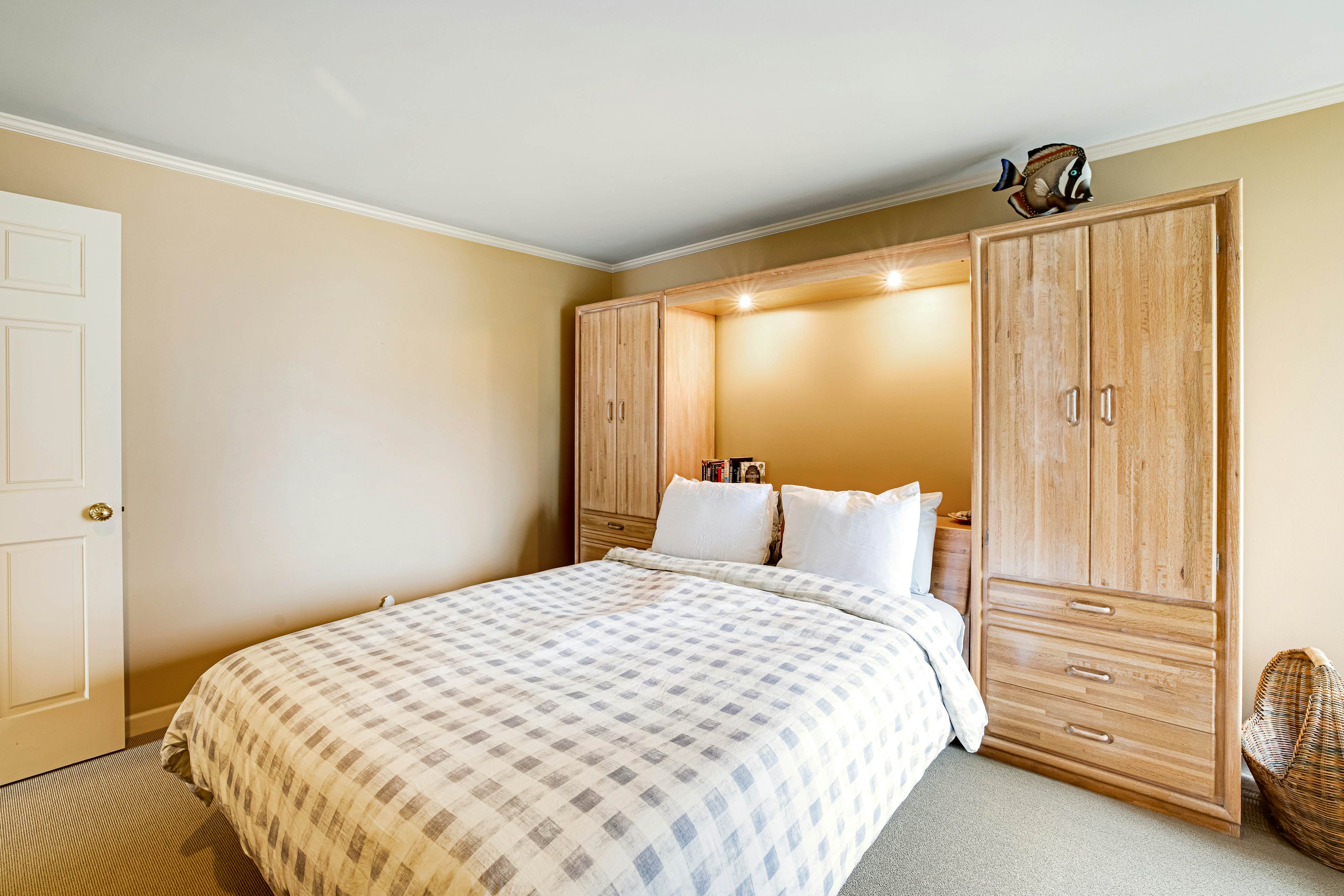 Beachfront Condo w/ Amazing Ocean View, Fireplace, Shared Pool, & Tennis