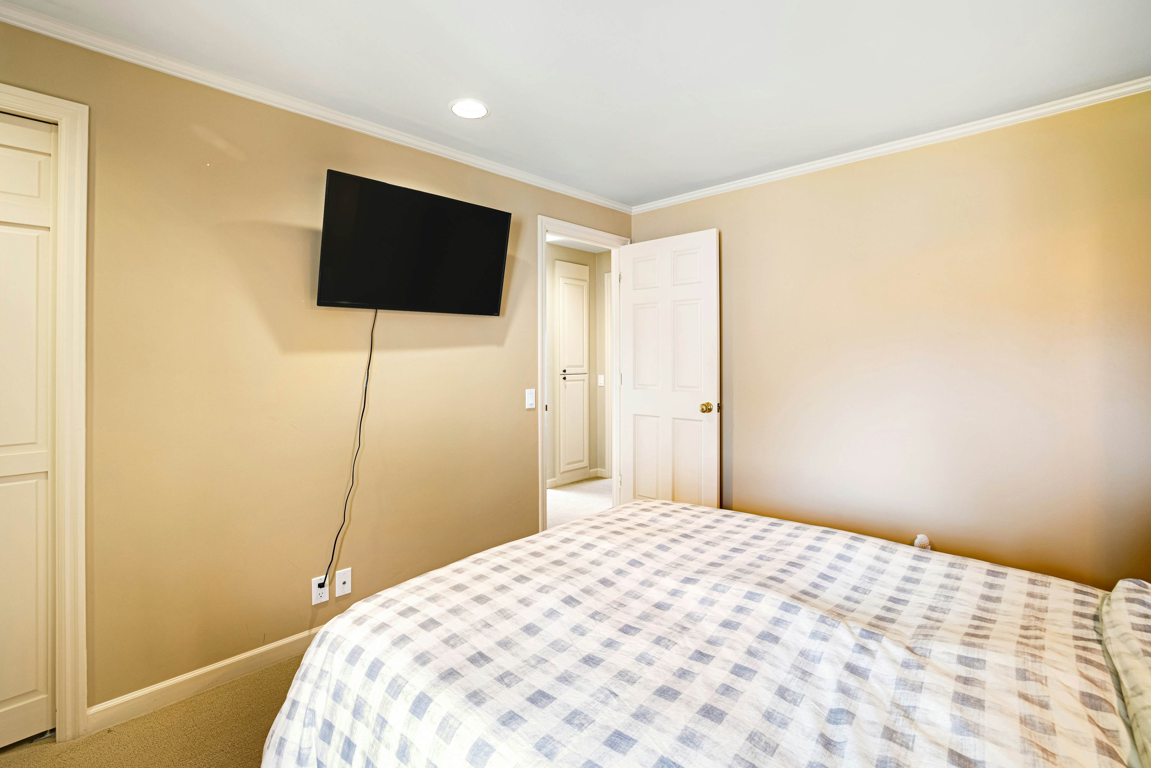 Beachfront Condo w/ Amazing Ocean View, Fireplace, Shared Pool, & Tennis