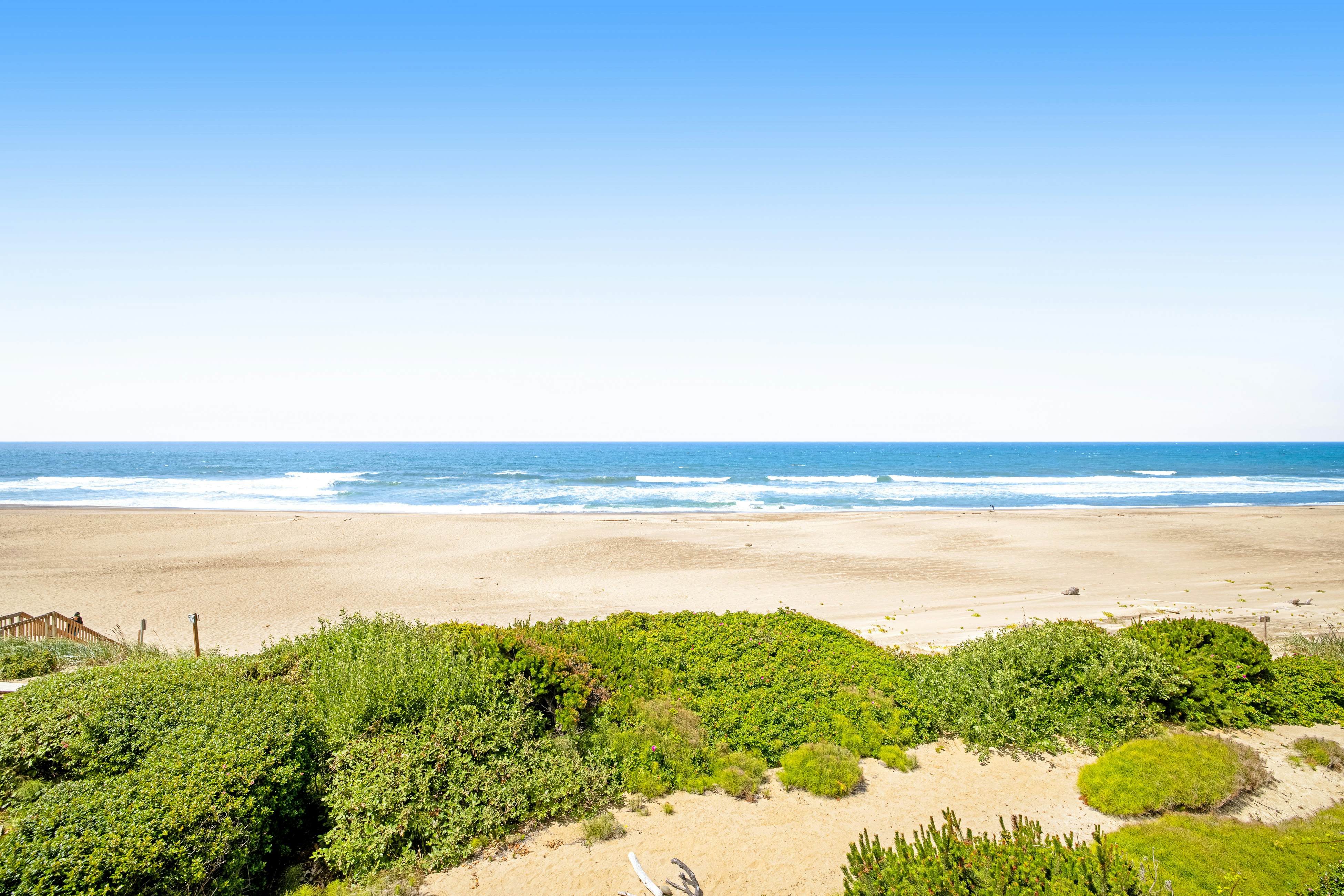 Beachfront Condo w/ Amazing Ocean View, Fireplace, Shared Pool, & Tennis