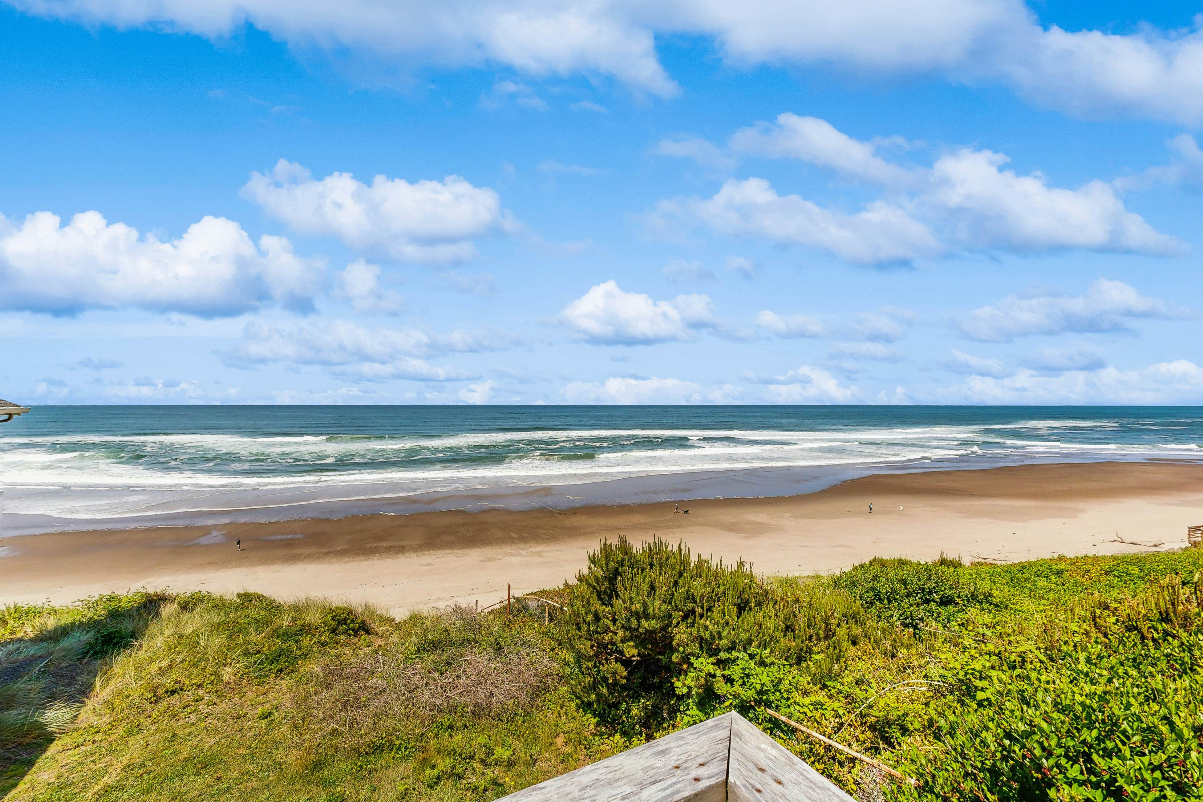 Bella Beach home with ocean view,  gas fireplace, beach access & private hot tub