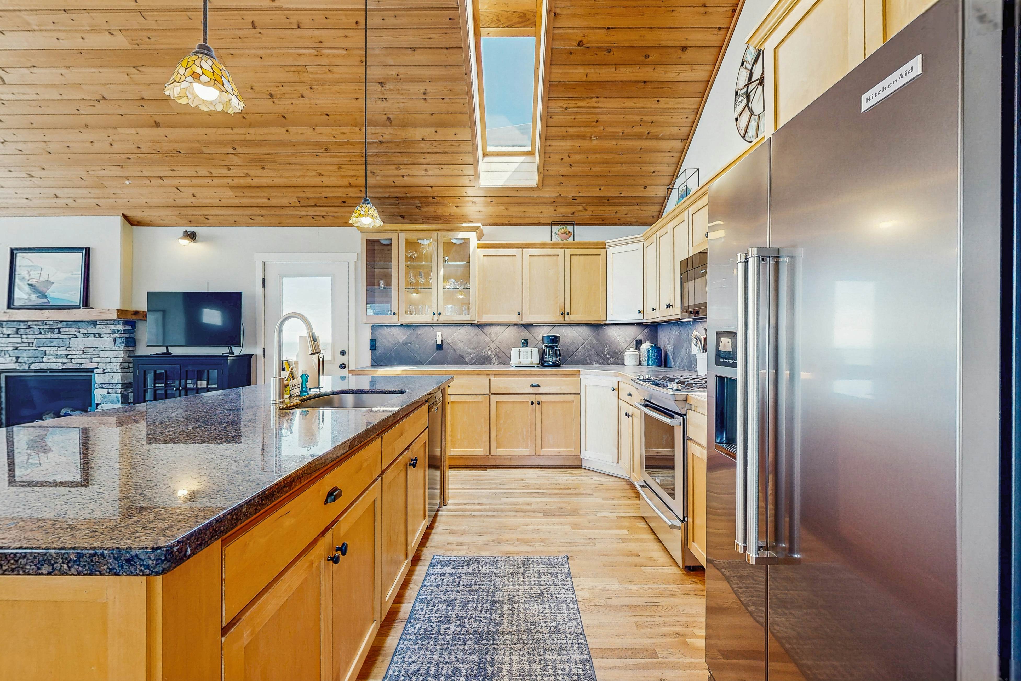 Bella Beach home with ocean view,  gas fireplace, beach access & private hot tub