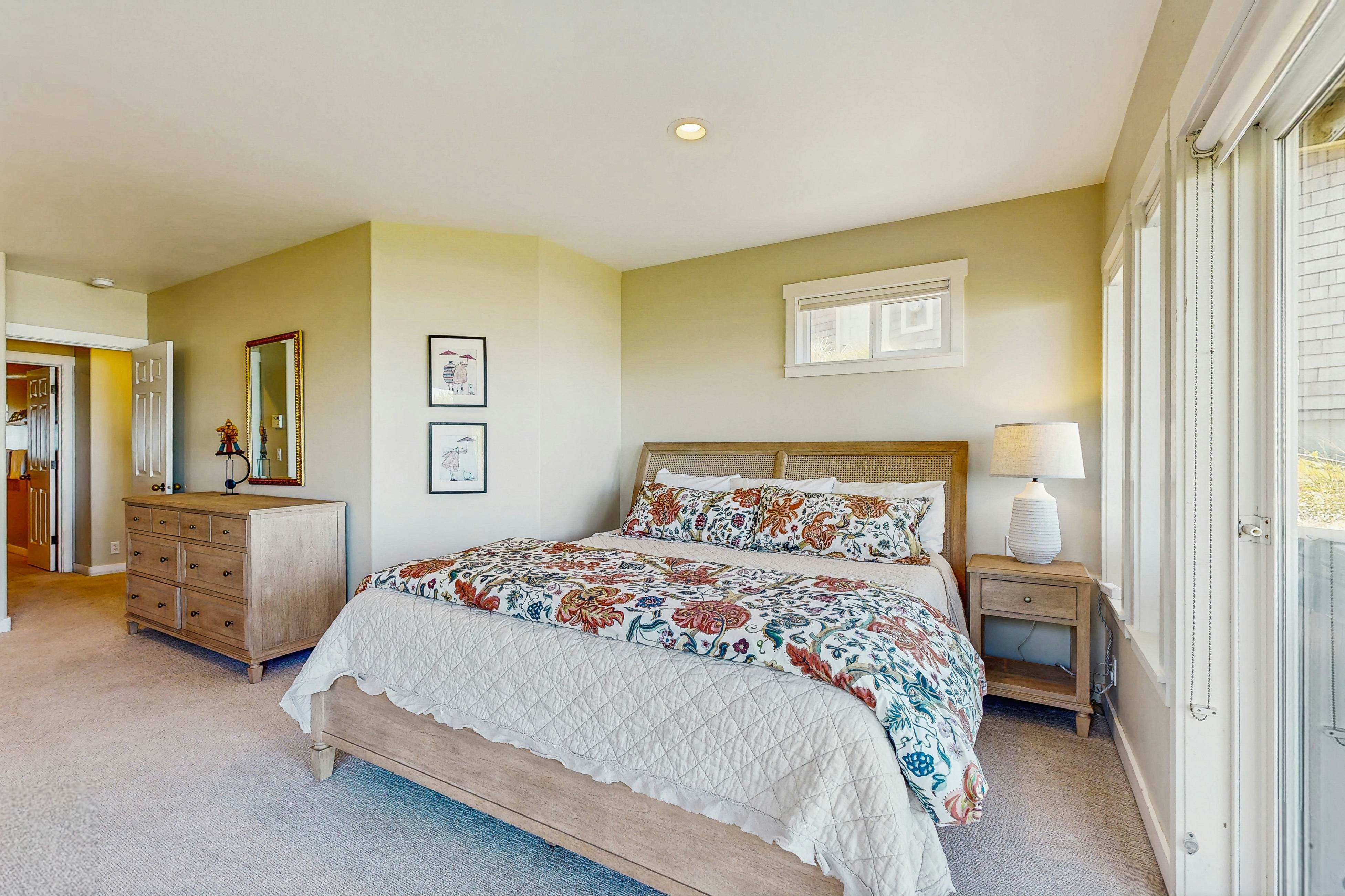 Bella Beach home with ocean view,  gas fireplace, beach access & private hot tub