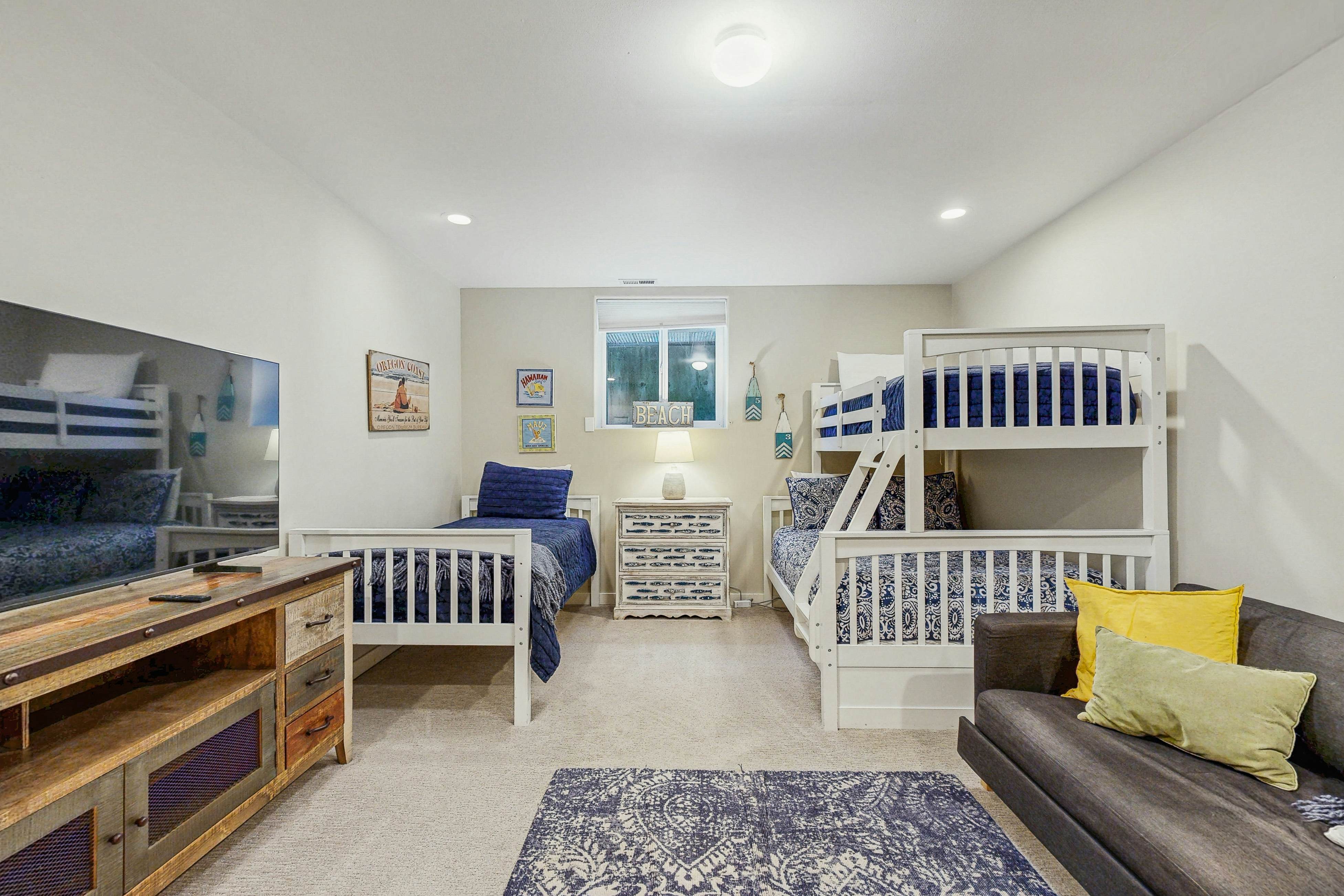 Bella Beach home with ocean view,  gas fireplace, beach access & private hot tub