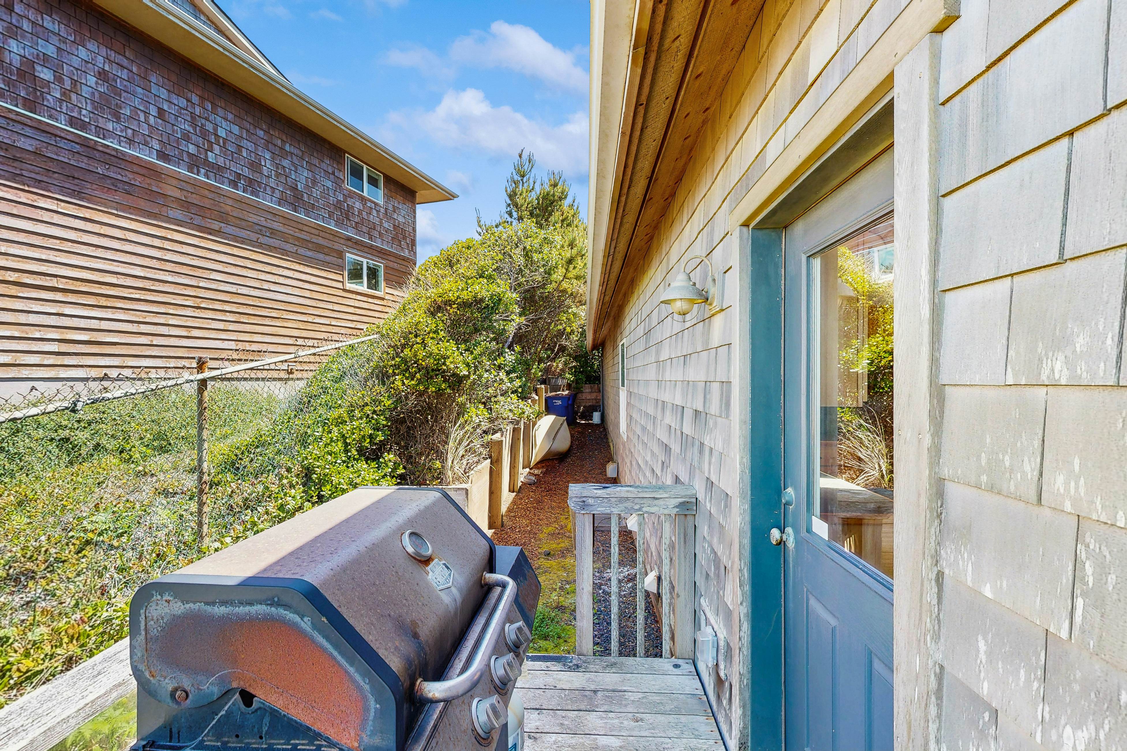 Bella Beach home with ocean view,  gas fireplace, beach access & private hot tub