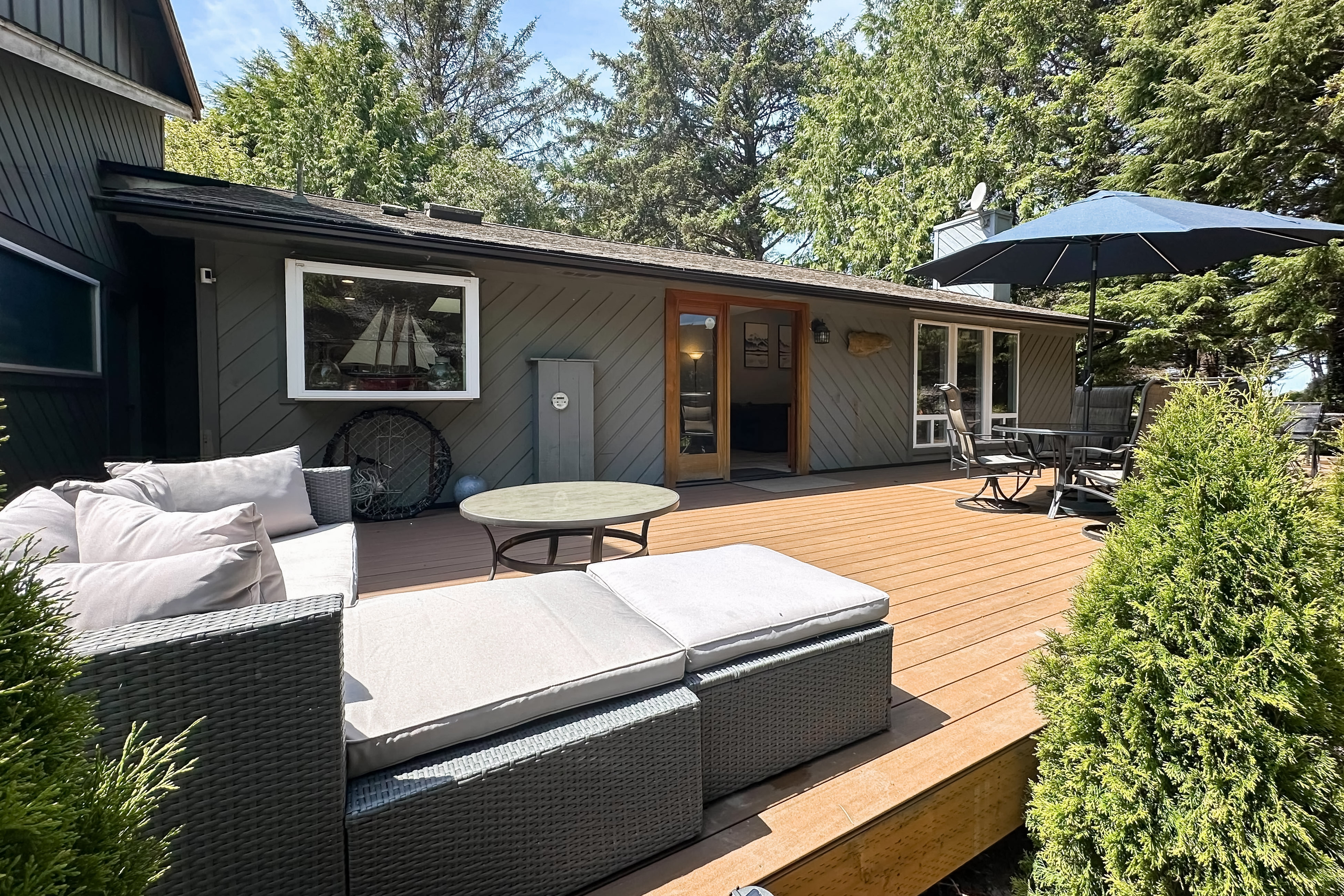 Cozy Depoe Bay retreat with ocean and beach access via trail