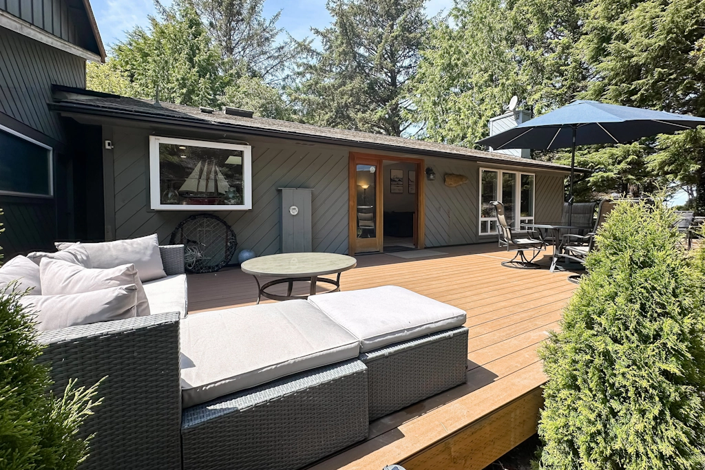 Cozy Depoe Bay retreat with ocean and beach access via trail