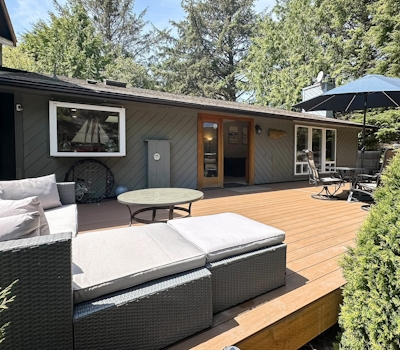 Cozy Depoe Bay retreat with ocean and beach access via trail