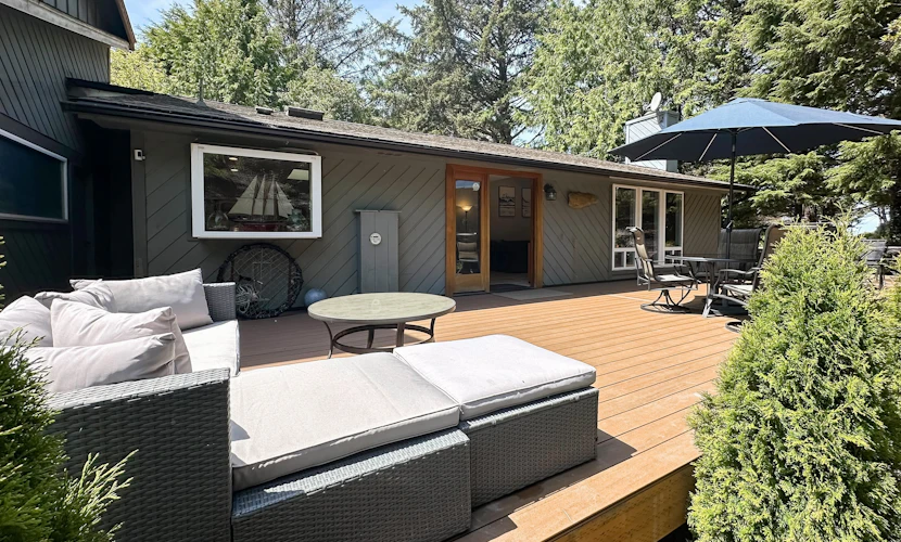 Cozy Depoe Bay retreat with ocean and beach access via trail