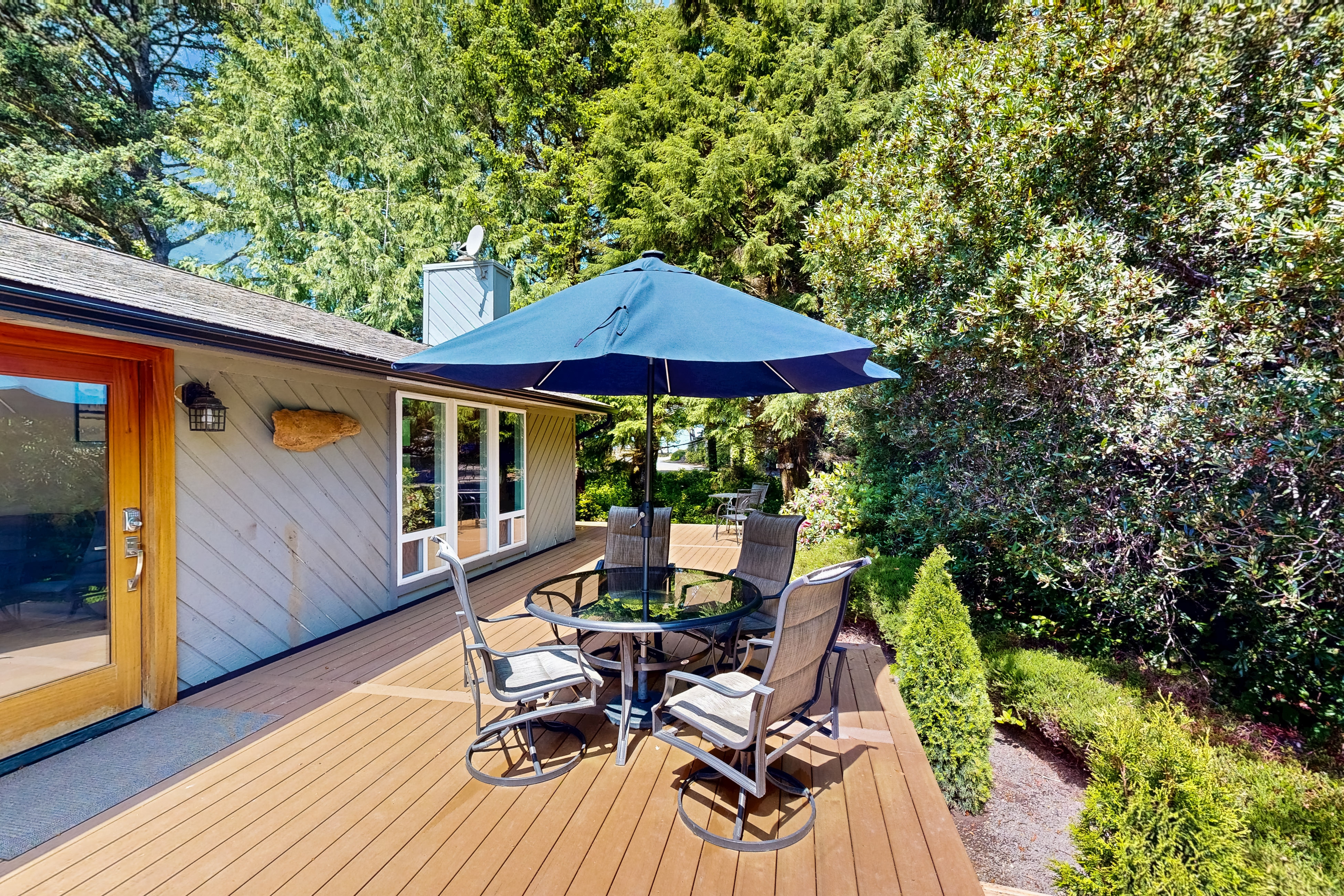 Cozy Depoe Bay retreat with ocean and beach access via trail