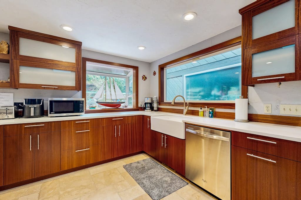 Cozy Depoe Bay retreat with ocean and beach access via trail