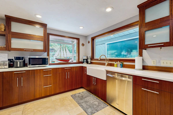 Cozy Depoe Bay retreat with ocean and beach access via trail