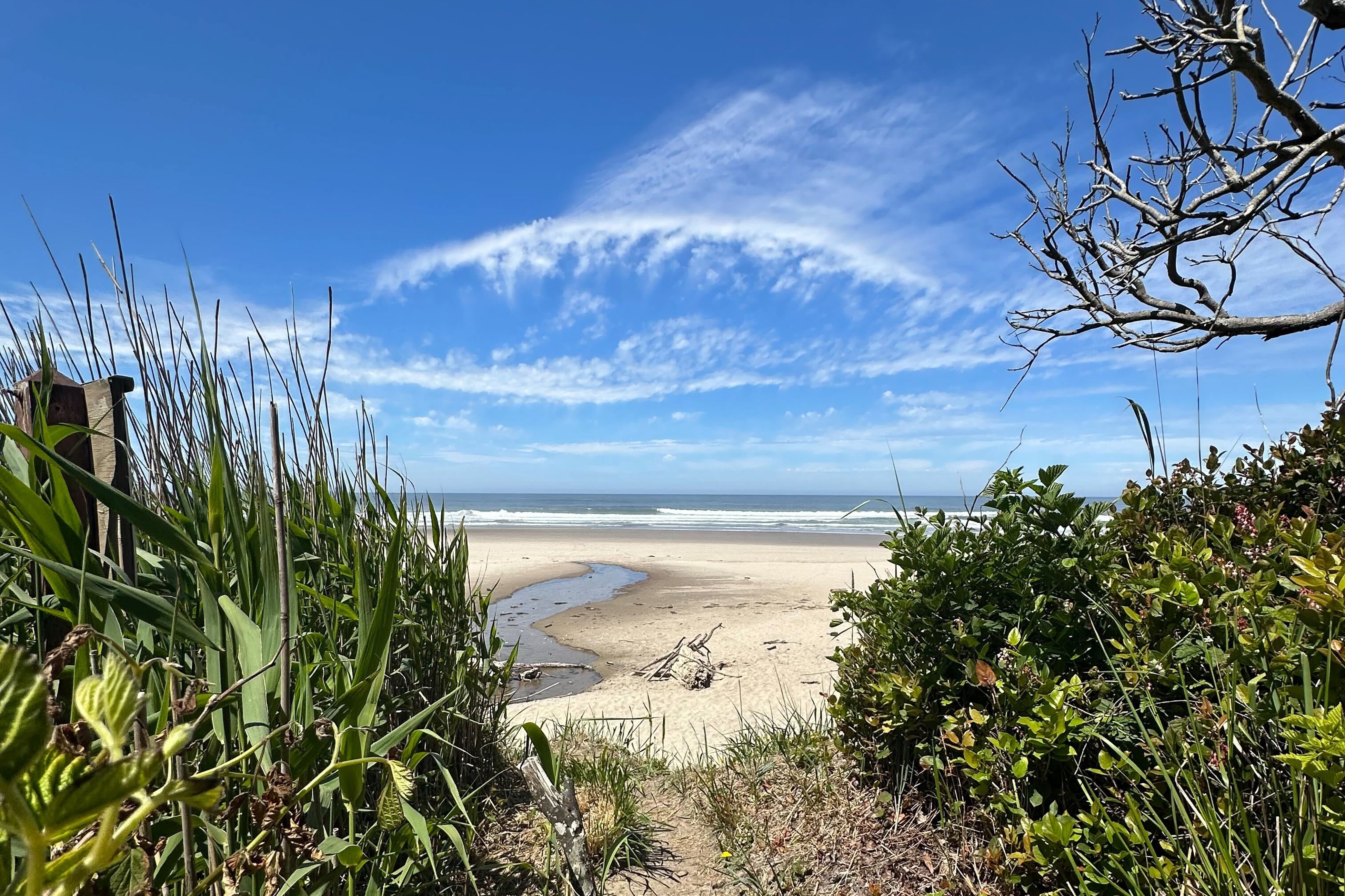 Cozy Depoe Bay retreat with ocean and beach access via trail