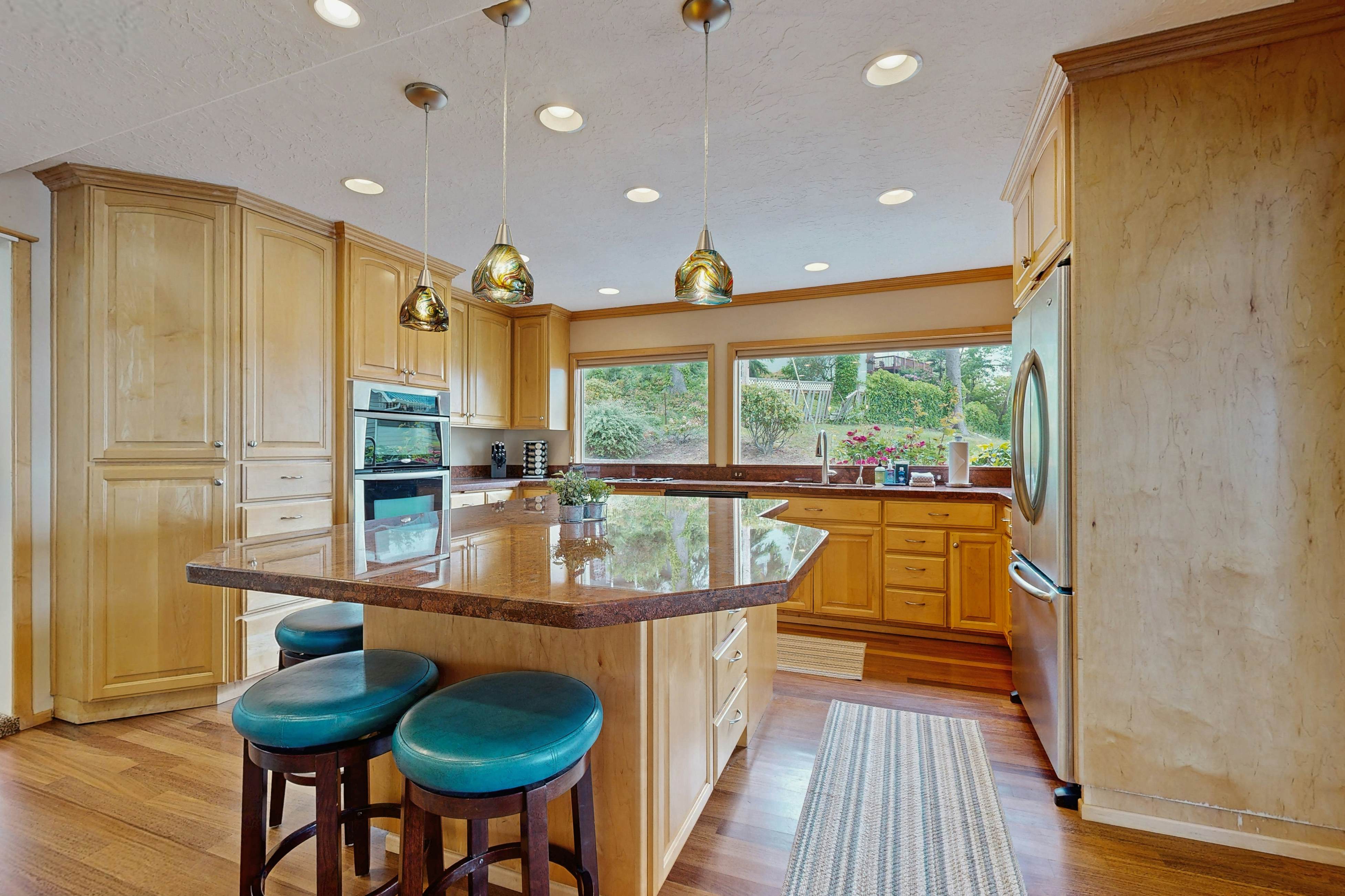 Spectacular Dog-Friendly Home w/Panoramic Views, Free WiFi, Game Room, Yard