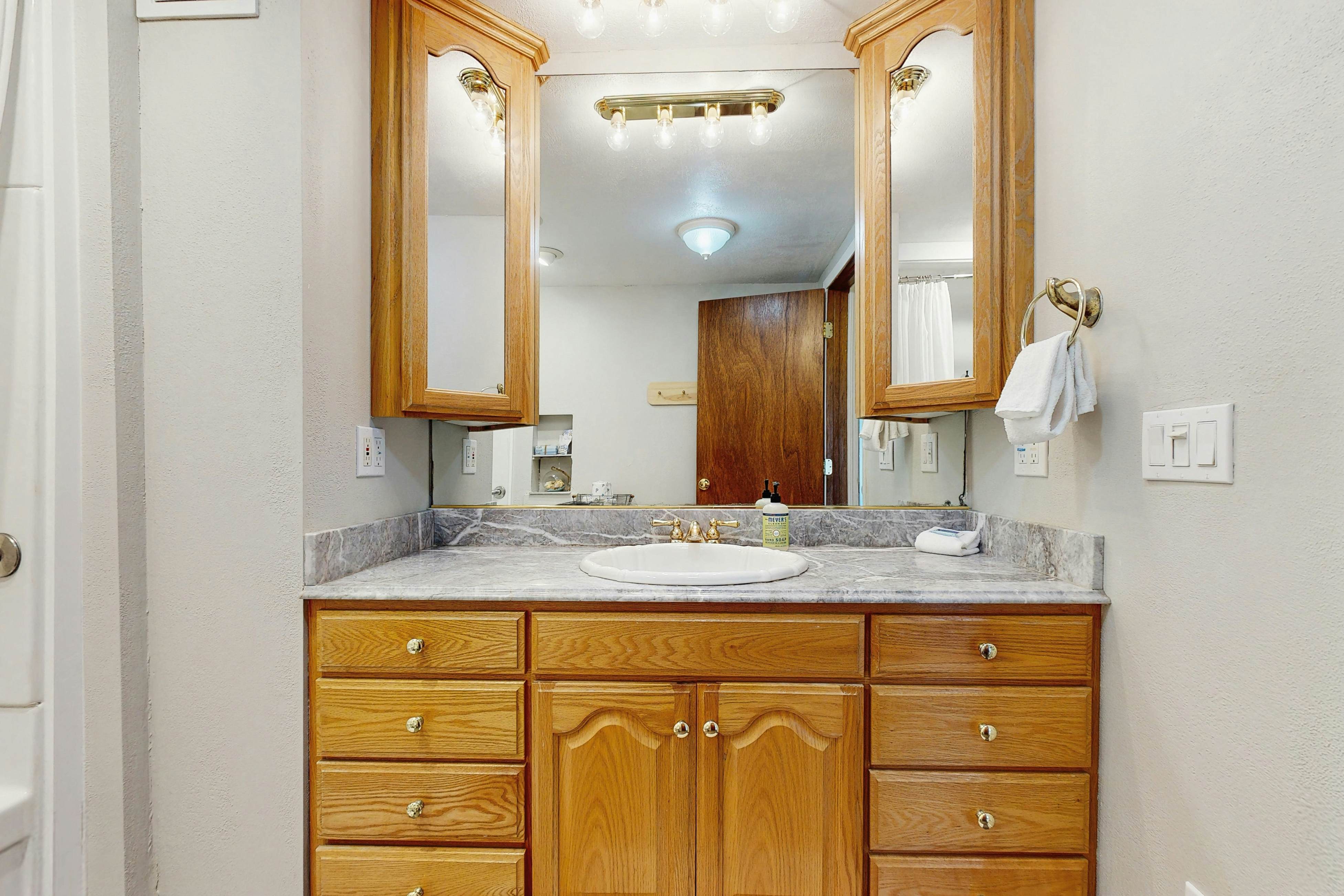 Spectacular Dog-Friendly Home w/Panoramic Views, Free WiFi, Game Room, Yard