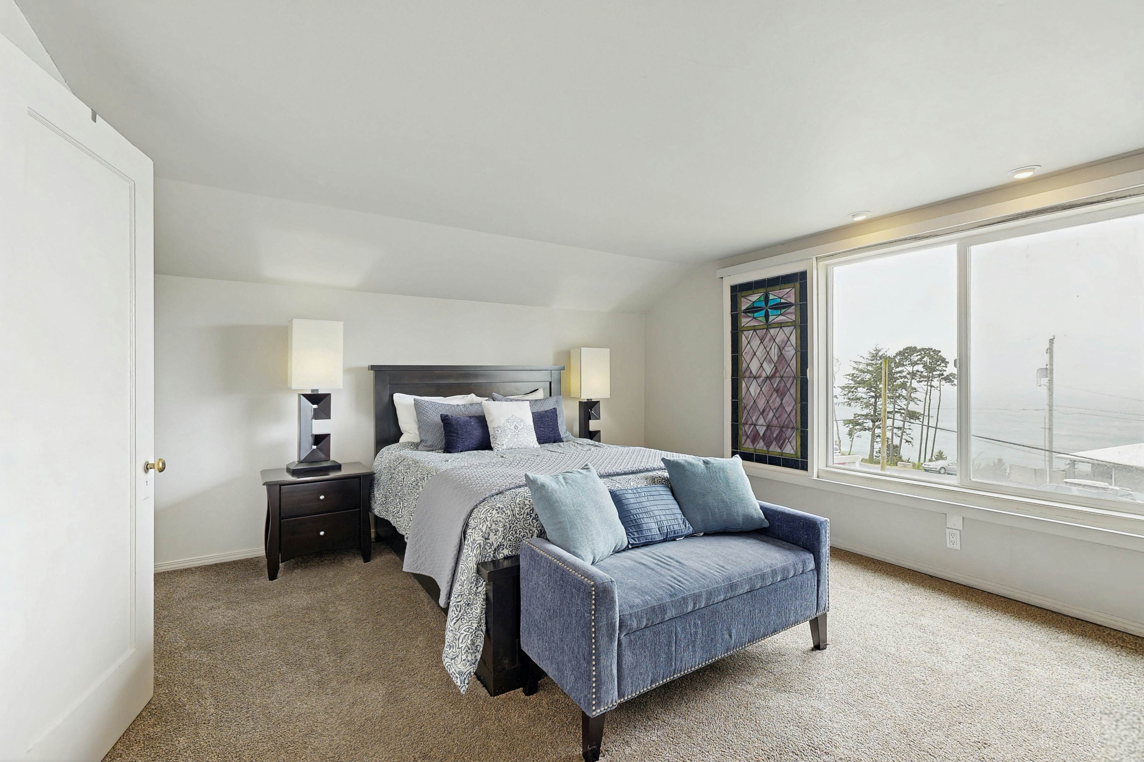 Spectacular Dog-Friendly Home w/Panoramic Views, Free WiFi, Game Room, Yard