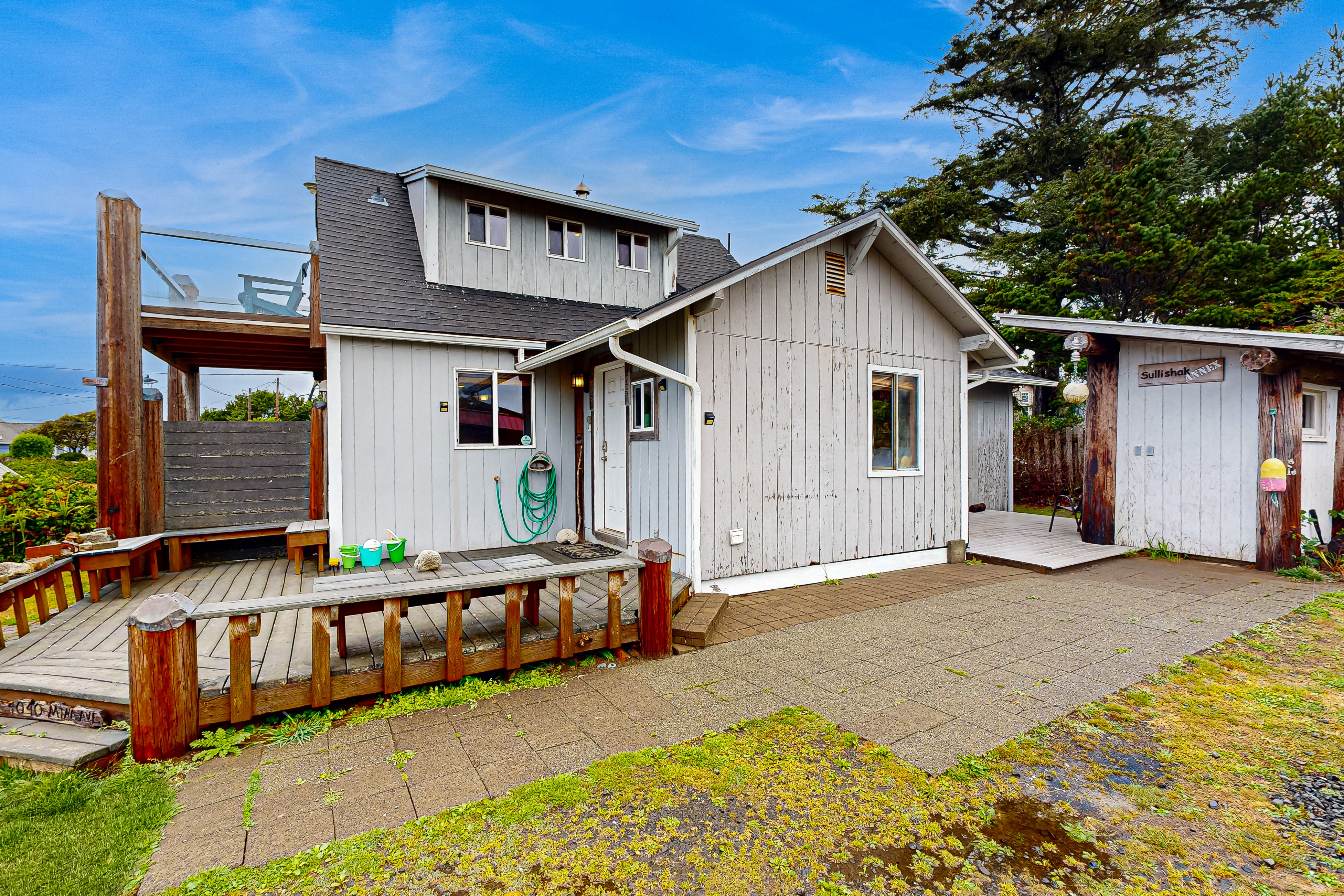 Sullishak Ocean View Cabin 450 Feet to the Beach Walk to Local Market and Caf
