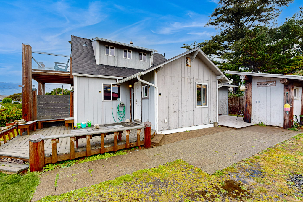 Sullishak Ocean View Cabin 450 Feet to the Beach Walk to Local Market and Caf