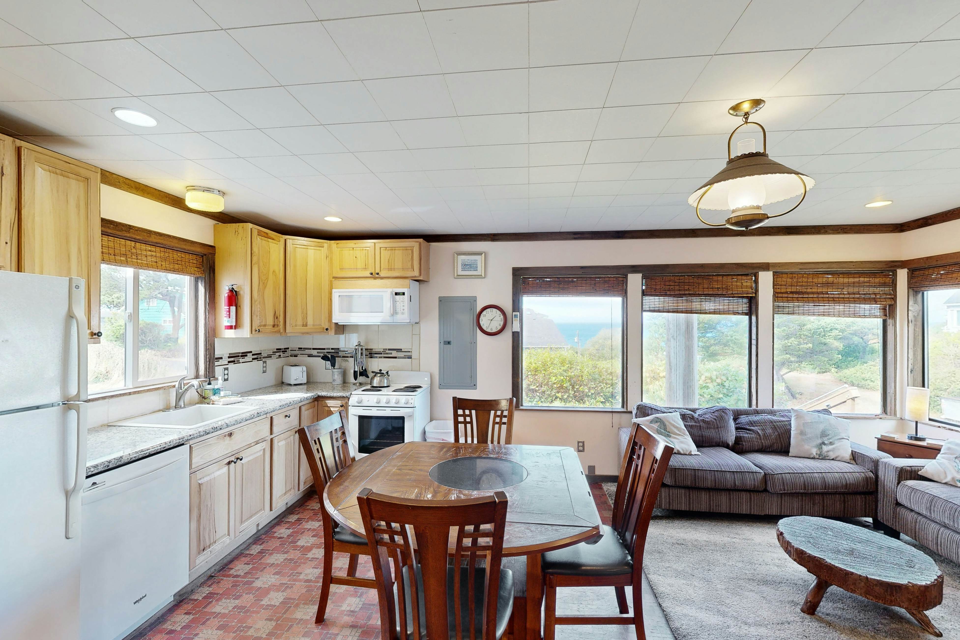 Sullishak Ocean-View Cabin | 450 Feet to the Beach | Walk to Local Market & Café