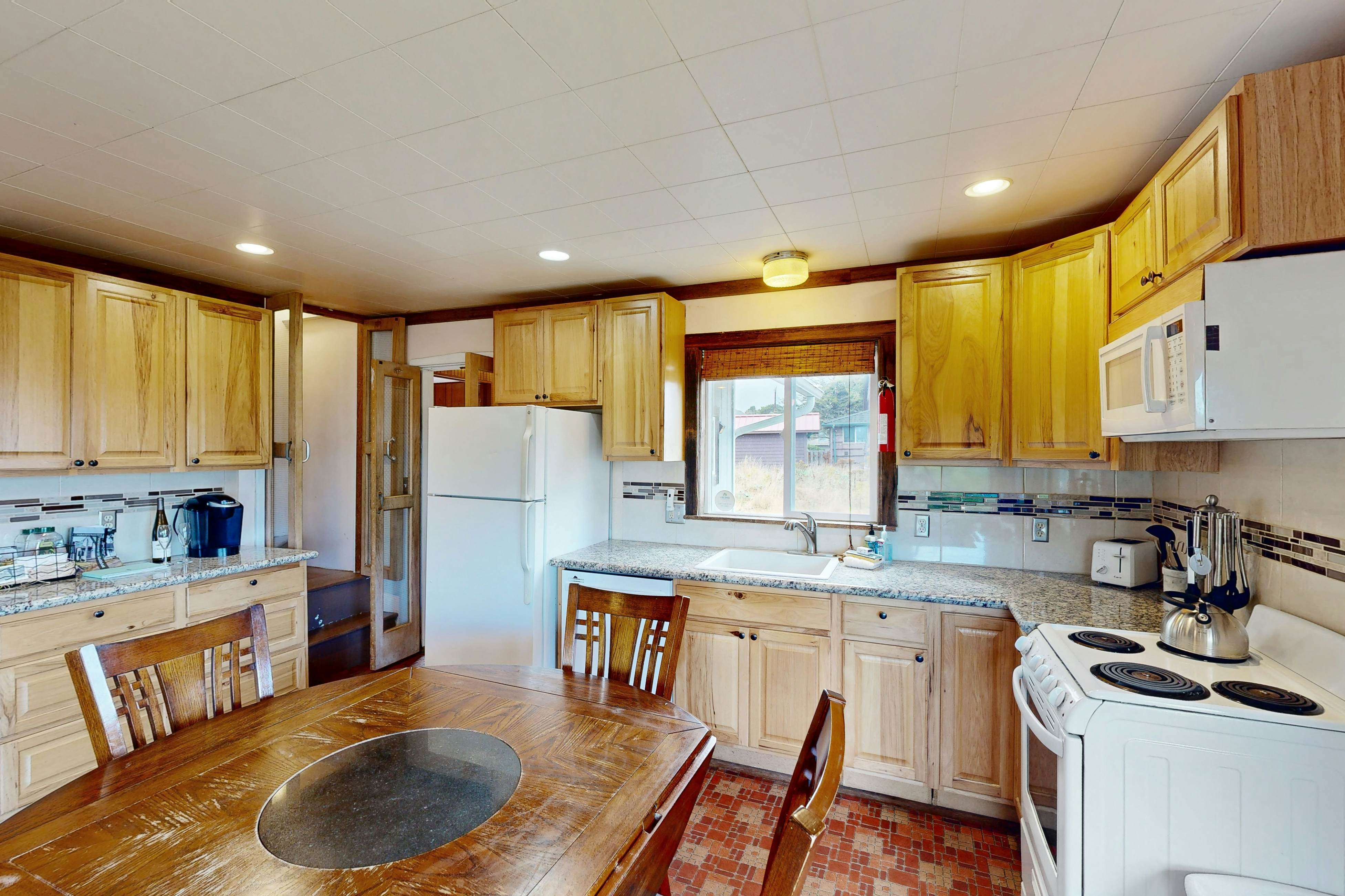 Sullishak Ocean-View Cabin | 450 Feet to the Beach | Walk to Local Market & Café